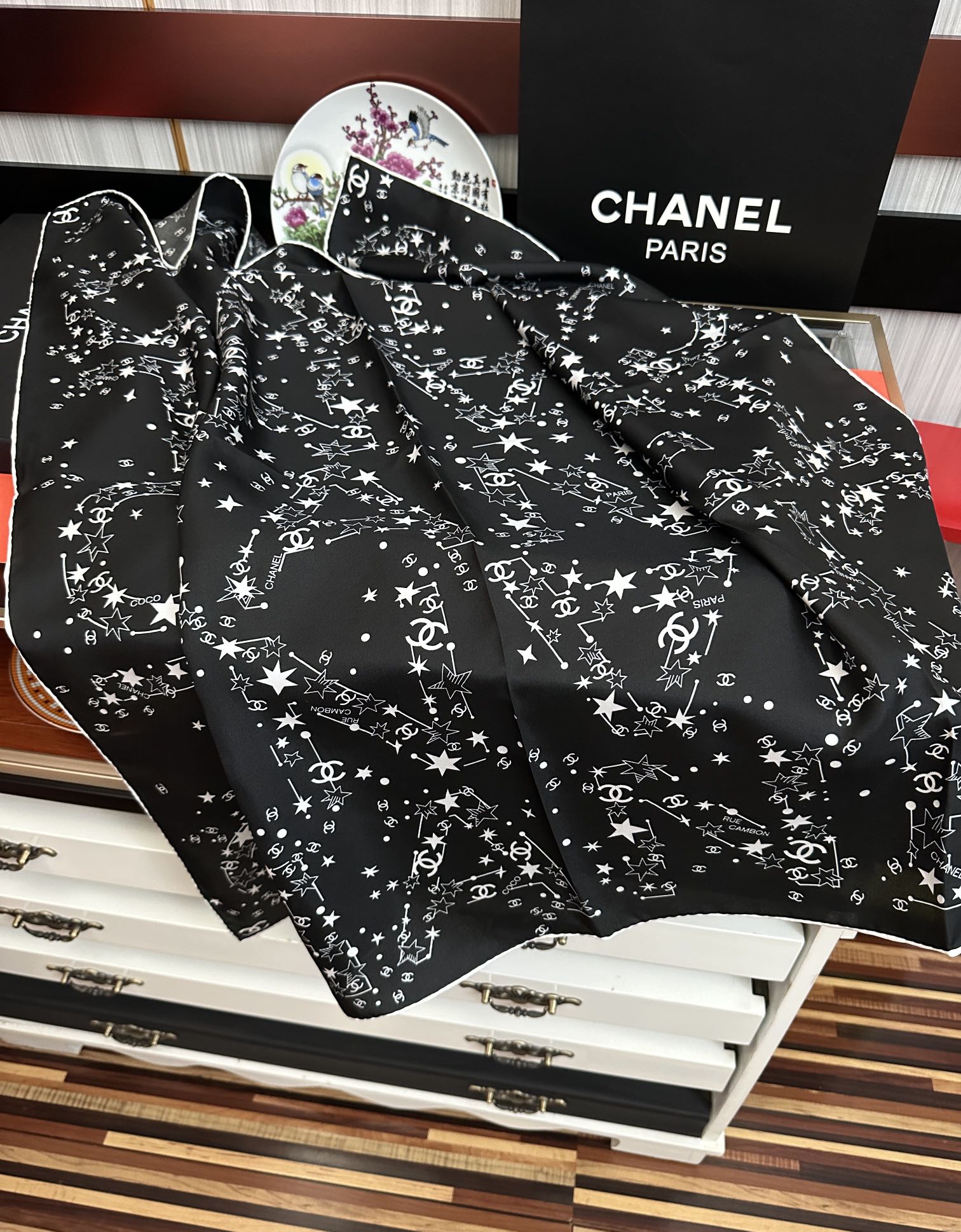 🔥 新款 香奈儿【涂鸦字母系列】👍香奶奶永远都是比较经典[發]一条印有字母Logo交织图案巧妙搭配[得意