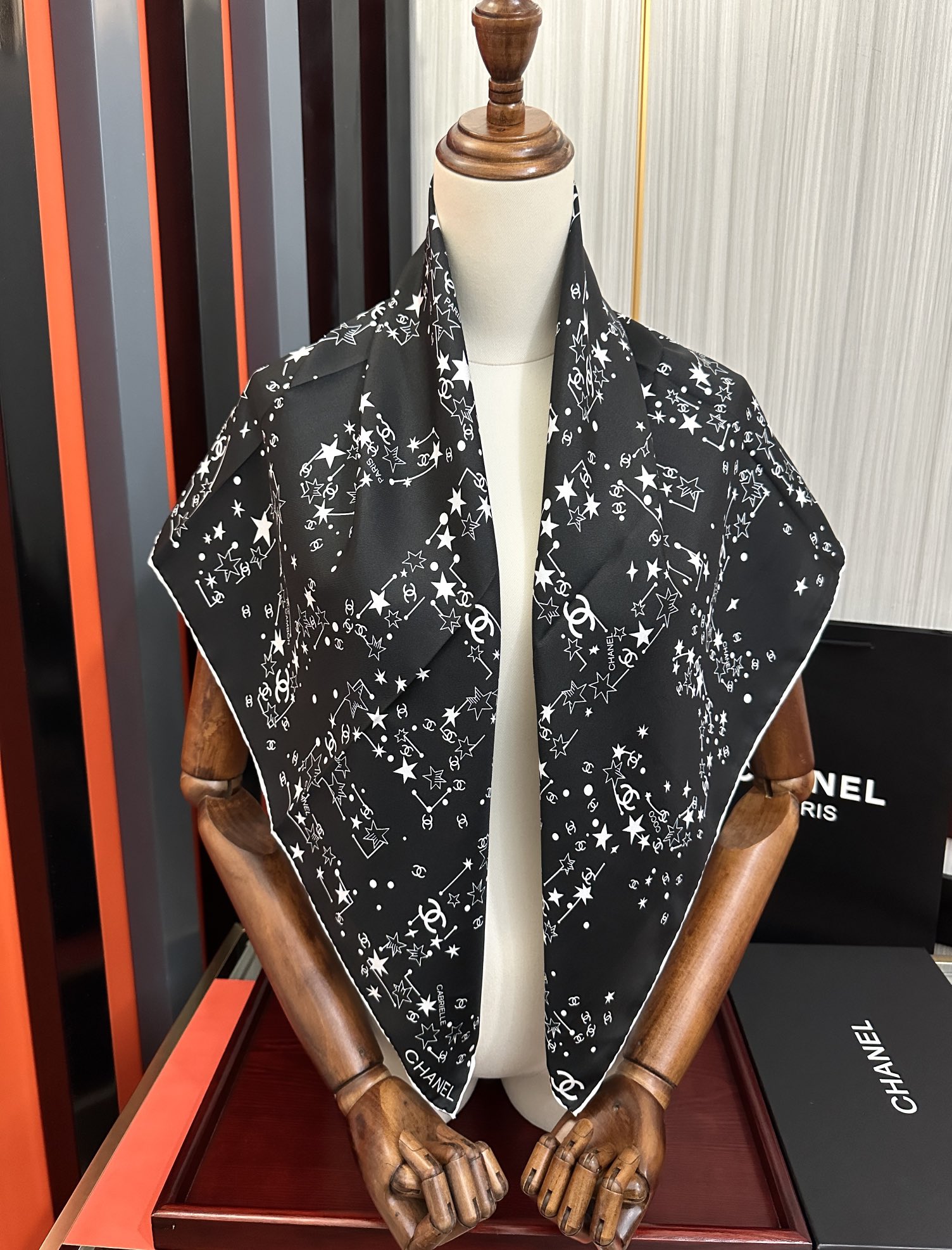 🔥 新款 香奈儿【涂鸦字母系列】👍香奶奶永远都是比较经典[發]一条印有字母Logo交织图案巧妙搭配[得意