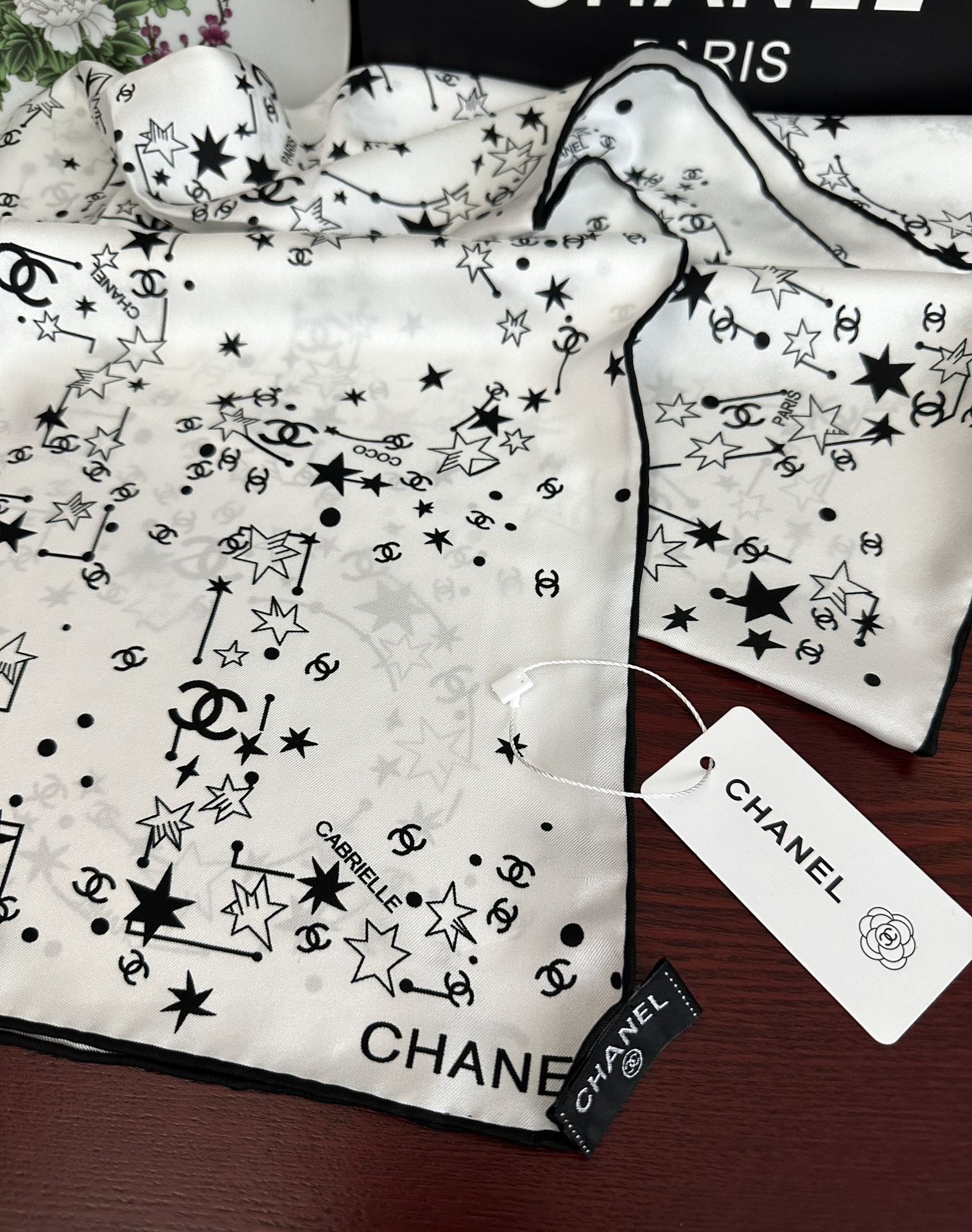 🔥 新款 香奈儿【涂鸦字母系列】👍香奶奶永远都是比较经典[發]一条印有字母Logo交织图案巧妙搭配[得意