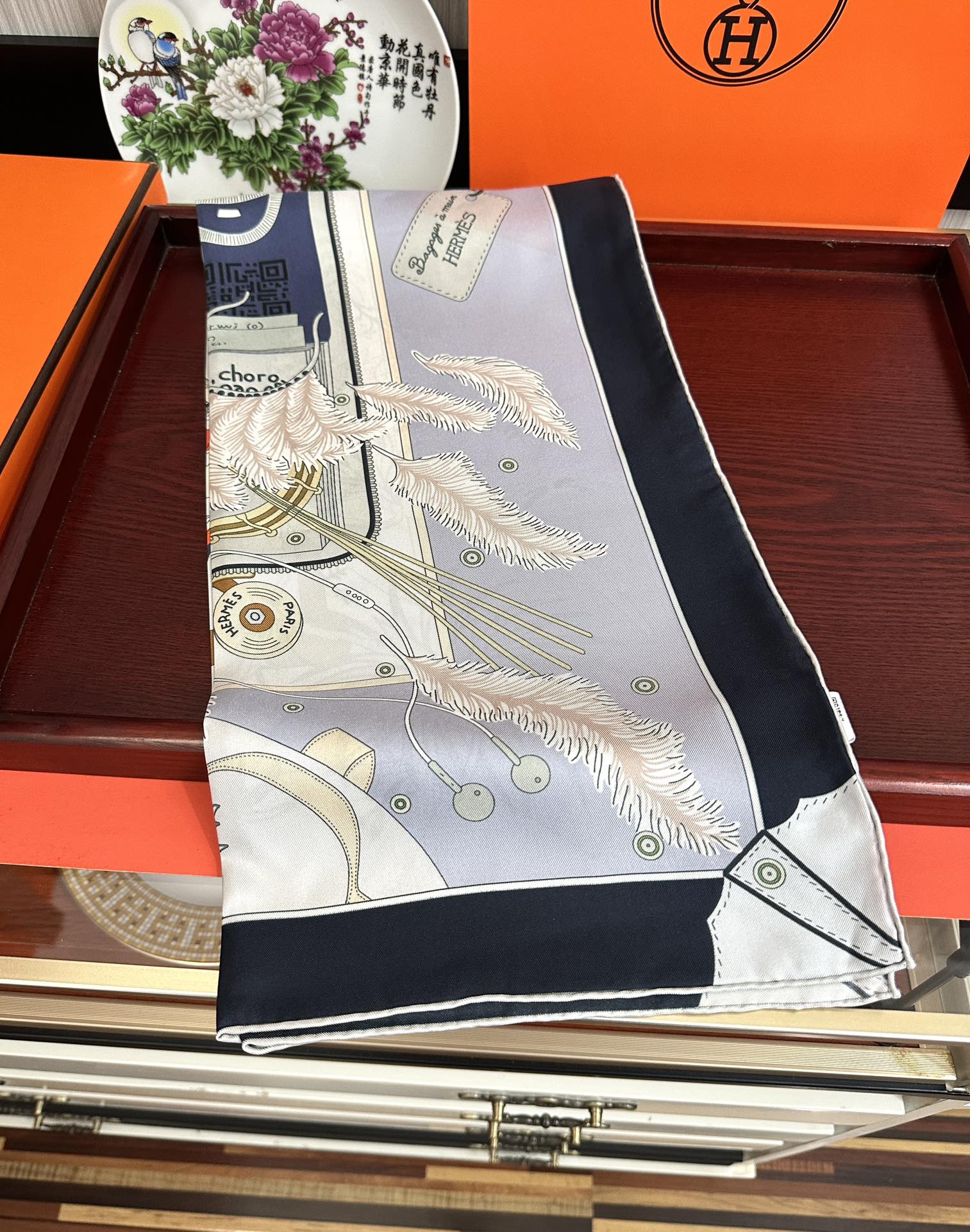 🔥爱 马 仕 官网同步手工卷边真丝方巾[得意] 这款爱马家展现强大而迷人的女性魅力精髓[色]此90厘米方