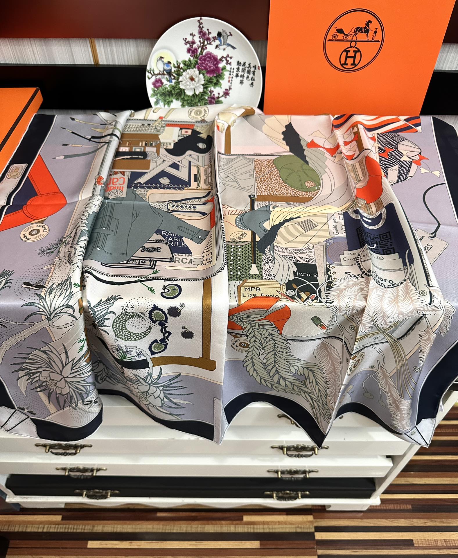 🔥爱 马 仕 官网同步手工卷边真丝方巾[得意] 这款爱马家展现强大而迷人的女性魅力精髓[色]此90厘米方