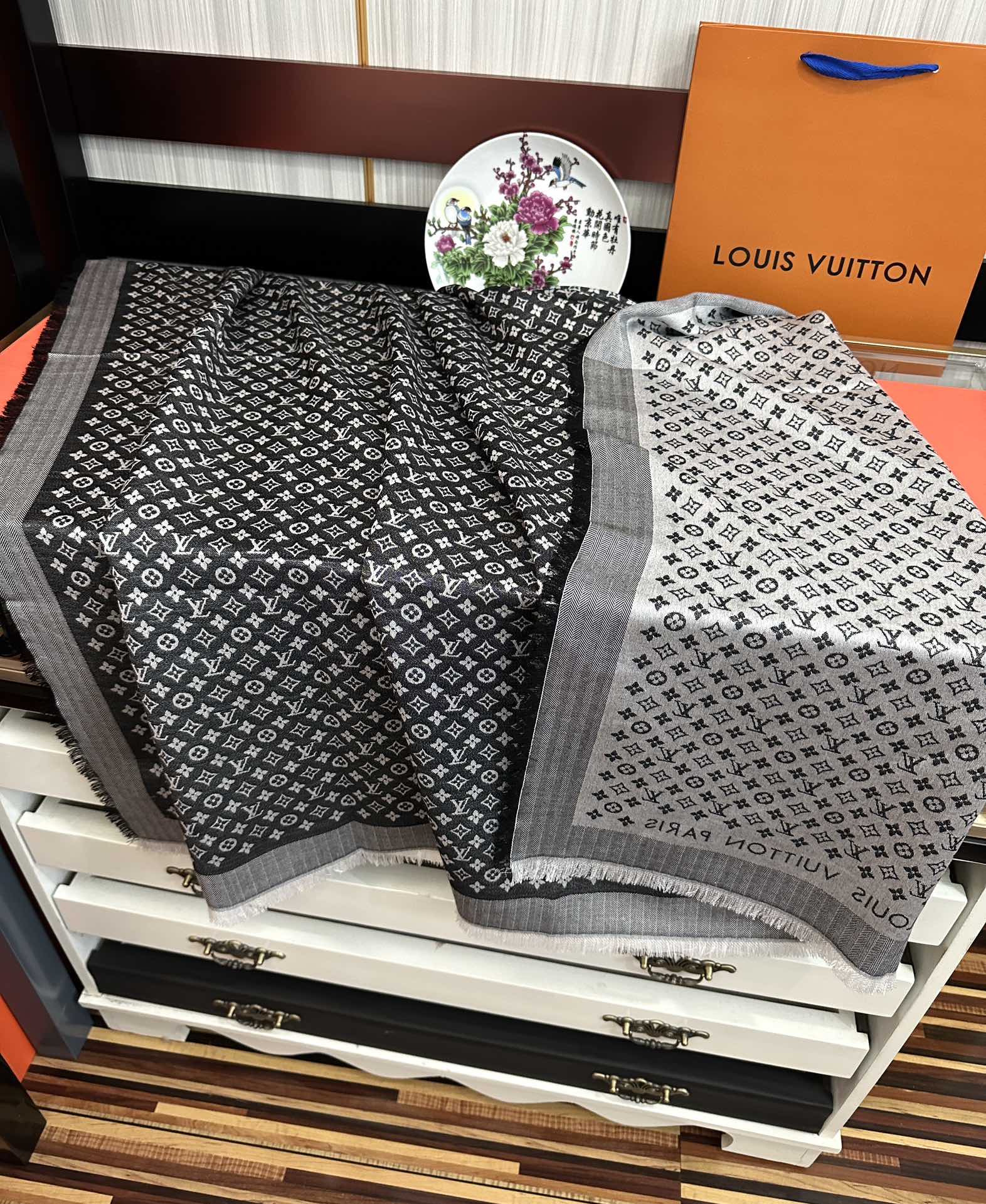 上新🎉LV老花图案这款披肩将真丝与羊毛相混搭❤️质地柔软而温暖饰有不同色调Monogram图案💄饰有的字