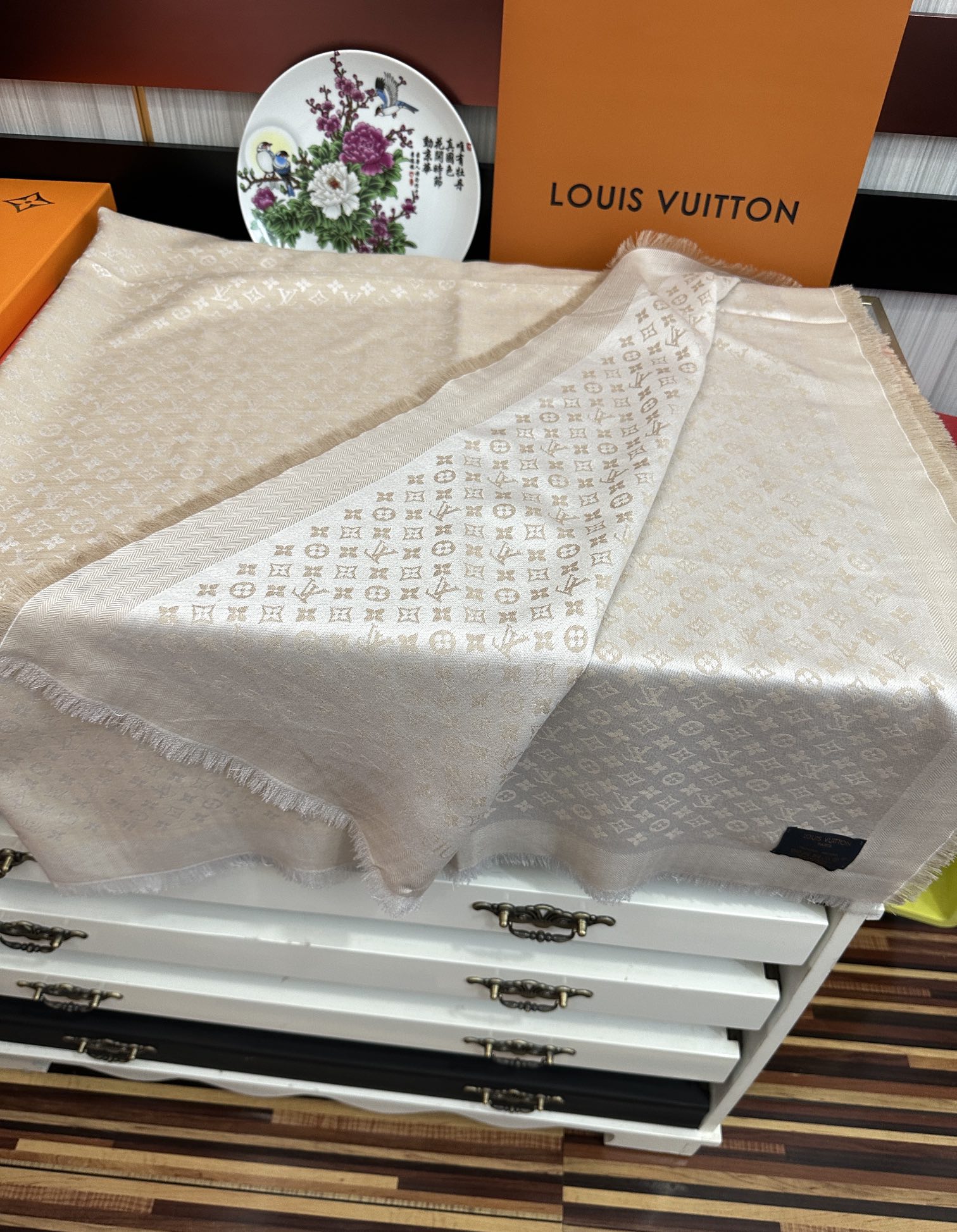 上新🎉LV老花图案这款披肩将真丝与羊毛相混搭❤️质地柔软而温暖饰有不同色调Monogram图案💄饰有的字