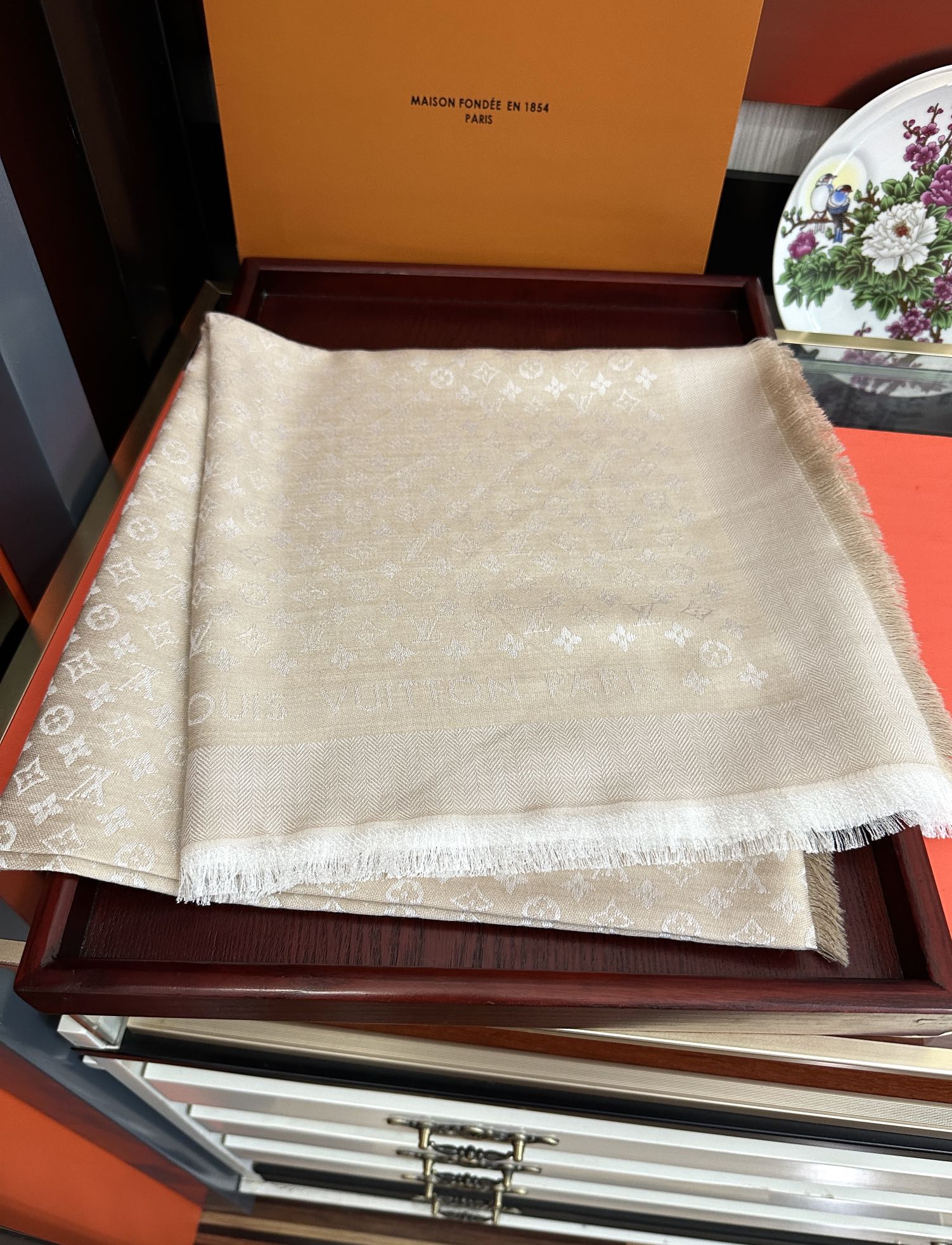 上新🎉LV老花图案这款披肩将真丝与羊毛相混搭❤️质地柔软而温暖饰有不同色调Monogram图案💄饰有的字