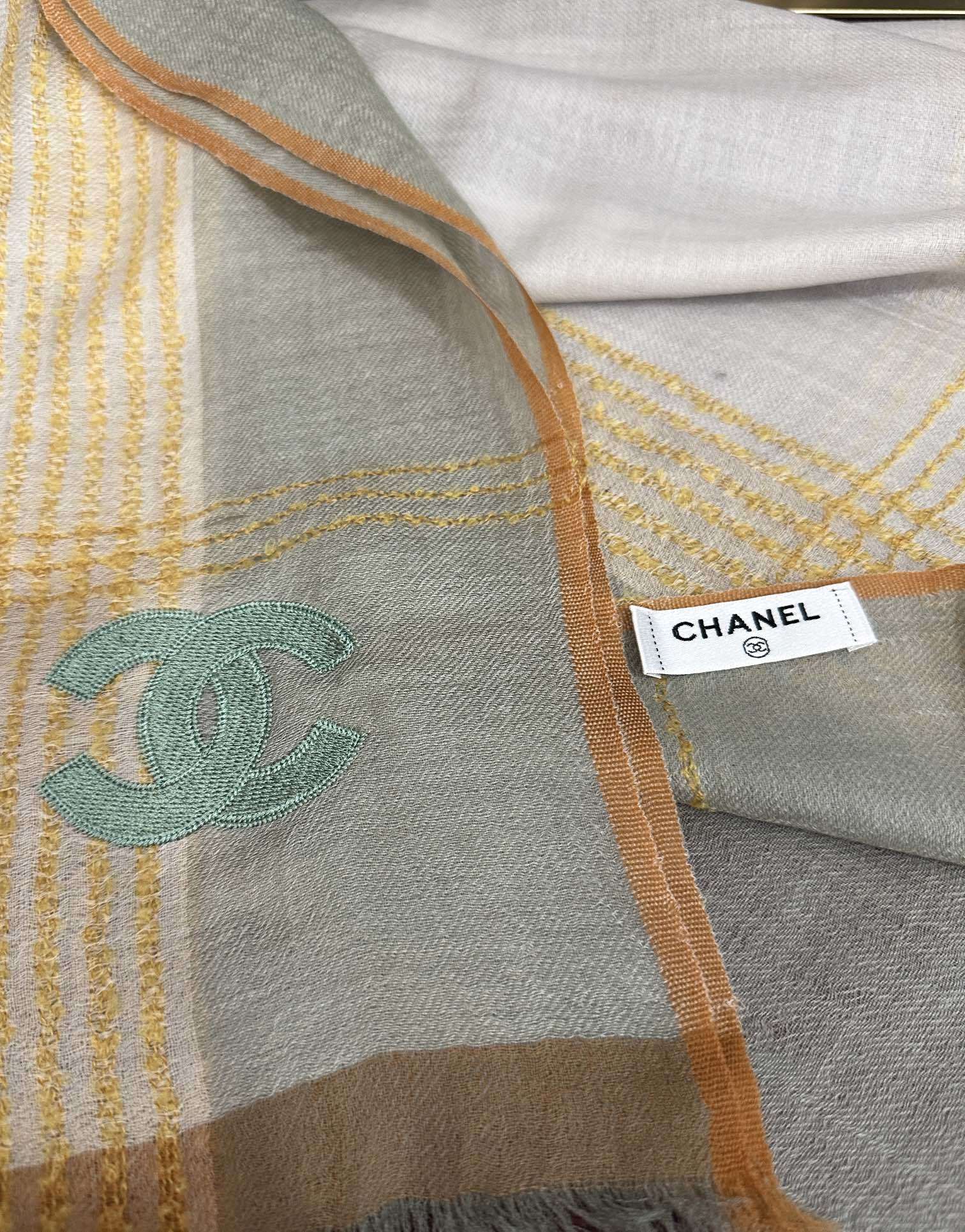 上新🔥 小香👍采用内蒙古羊绒,重磅推荐🎀太美了👓火爆,人人都喜欢💕时潮人都有好几条围巾放在衣橱,🧣换条围