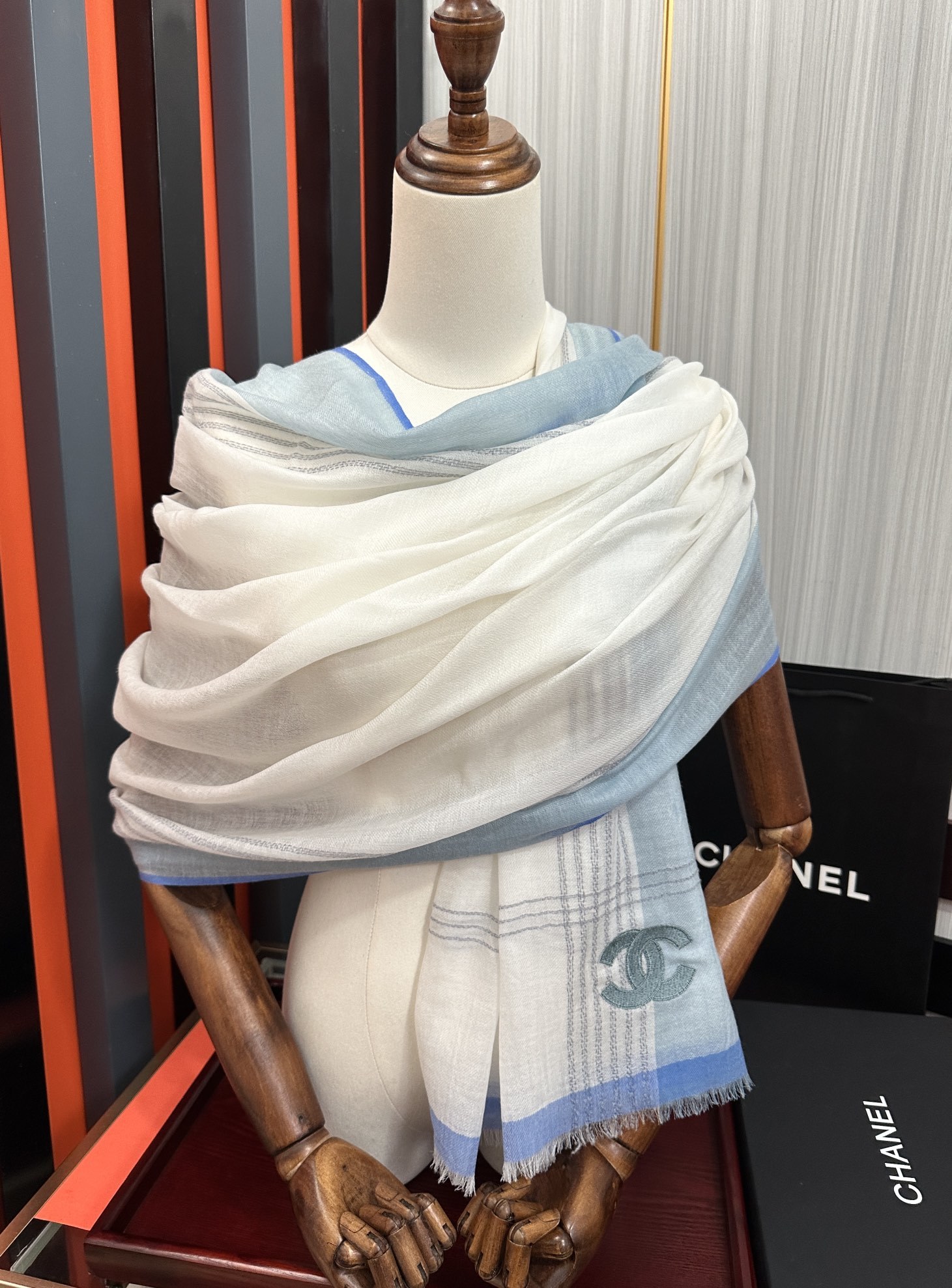 上新🔥 小香👍采用内蒙古羊绒,重磅推荐🎀太美了👓火爆,人人都喜欢💕时潮人都有好几条围巾放在衣橱,🧣换条围