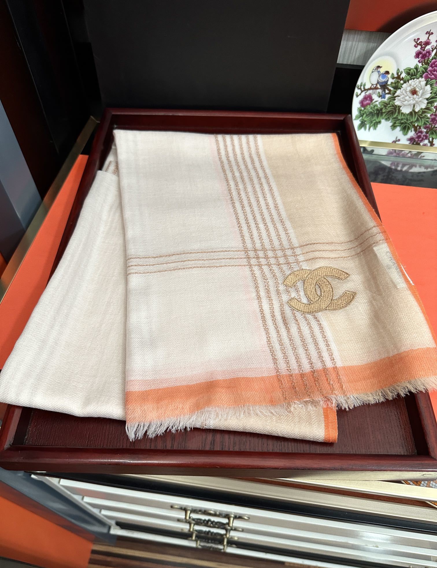 上新🔥 小香👍采用内蒙古羊绒,重磅推荐🎀太美了👓火爆,人人都喜欢💕时潮人都有好几条围巾放在衣橱,🧣换条围