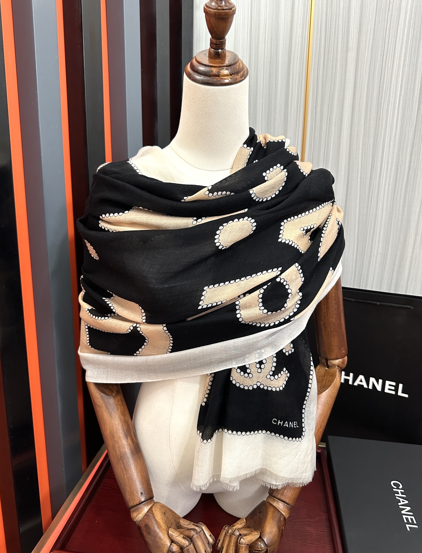 🔥爆款到 小香2025 最新款【香水瓶】顶级设计太美了，真心赞👍😘💍实物真心美 🎀披肩配以印花💓💃🏻无论