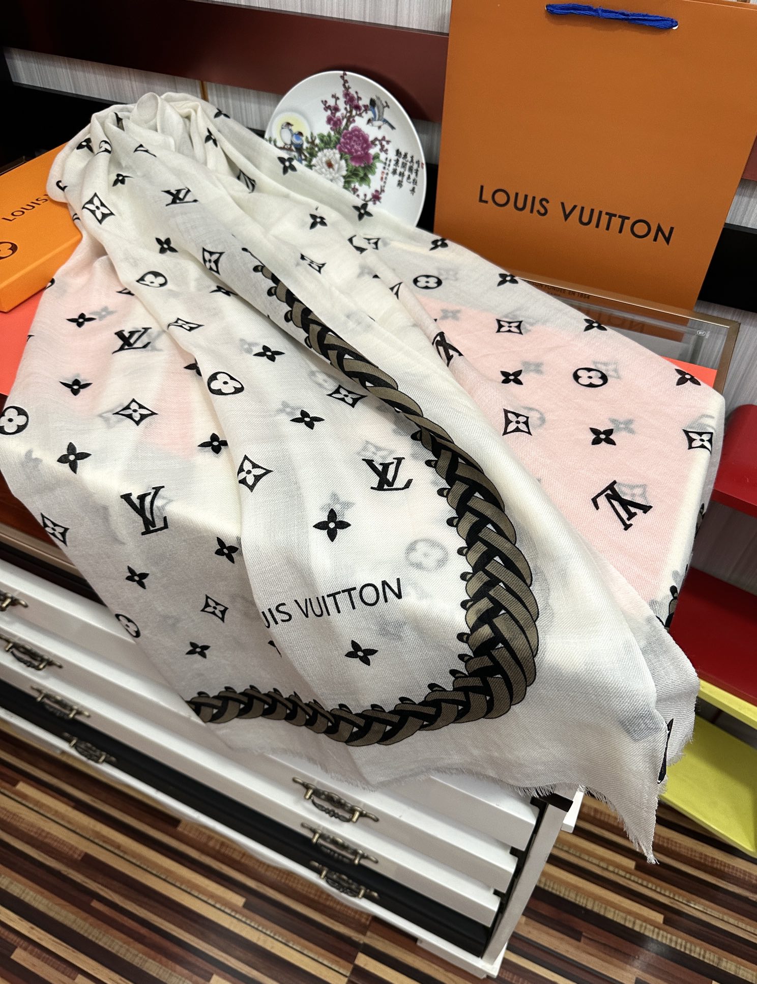 🔥 L v家 2025最新款‼️真心赞👍【戒指绒长巾】😘💍实物真心美 🎀披肩配以印花💓💃🏻无论设计喷绘都