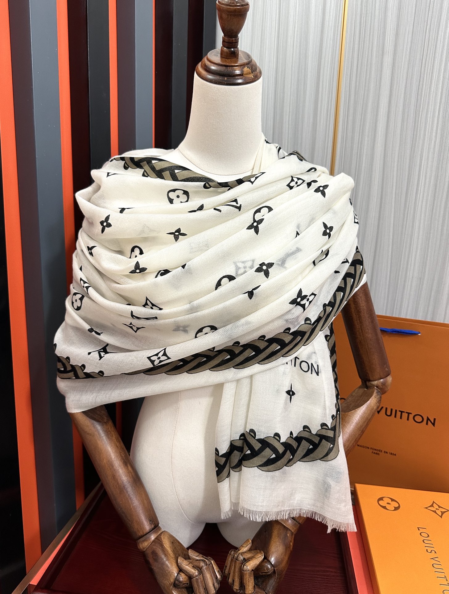 🔥 L v家 2025最新款‼️真心赞👍【戒指绒长巾】😘💍实物真心美 🎀披肩配以印花💓💃🏻无论设计喷绘都