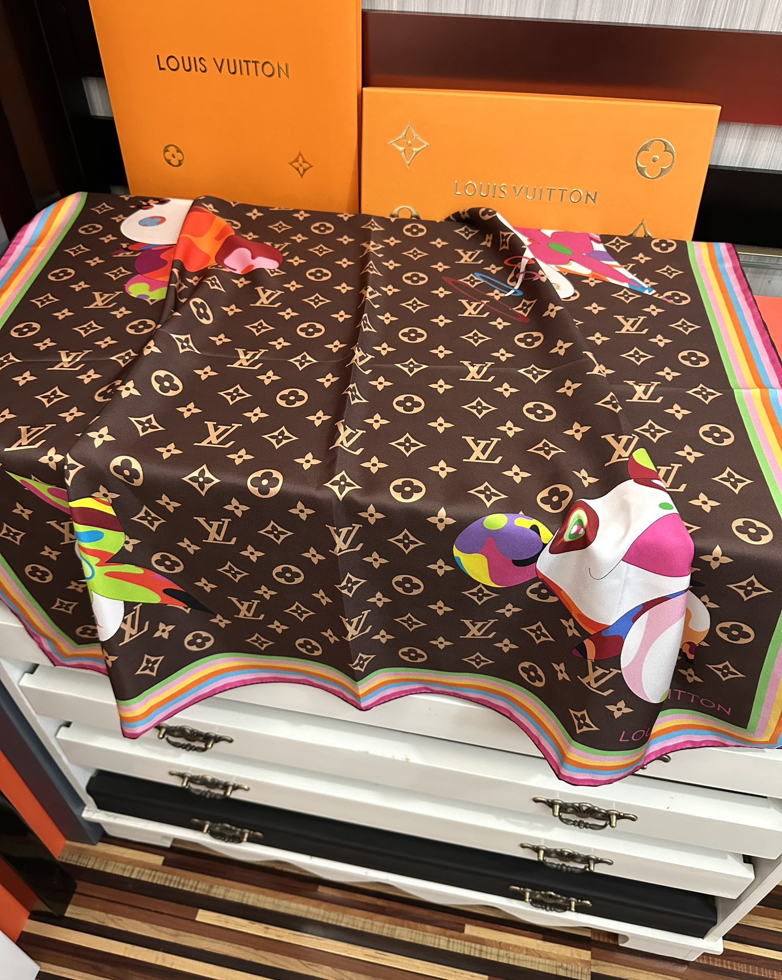 🔥LV官网同步【18mm双面同色顶级真丝】[庆祝]“L家”90典藏方巾通过别致的经典色彩向原创设计致敬[