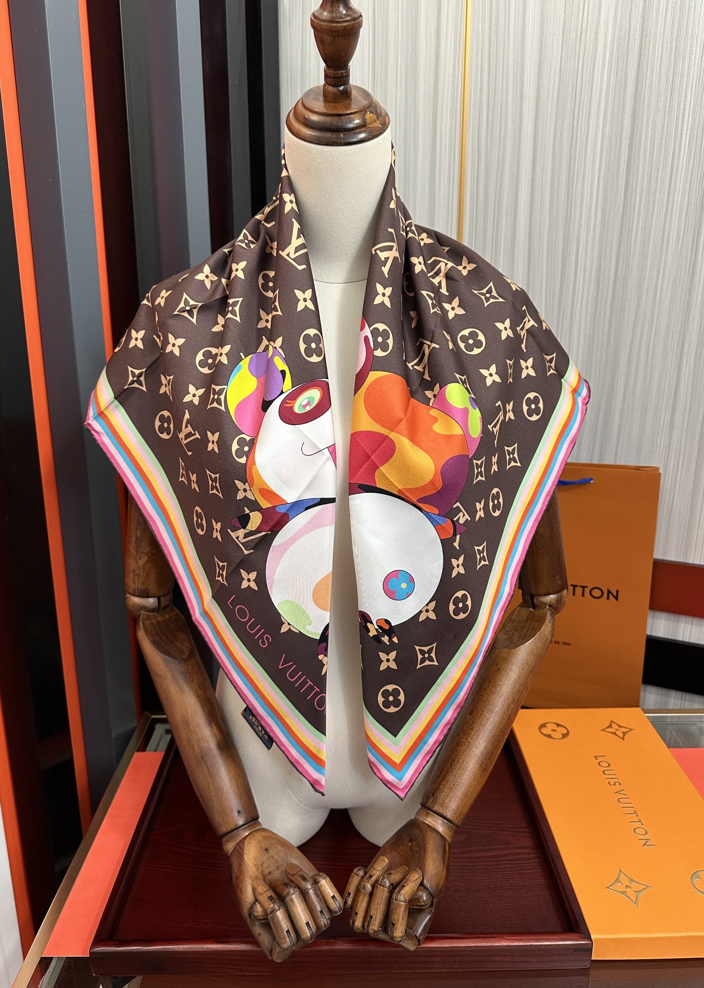 🔥LV官网同步【18mm双面同色顶级真丝】[庆祝]“L家”90典藏方巾通过别致的经典色彩向原创设计致敬[