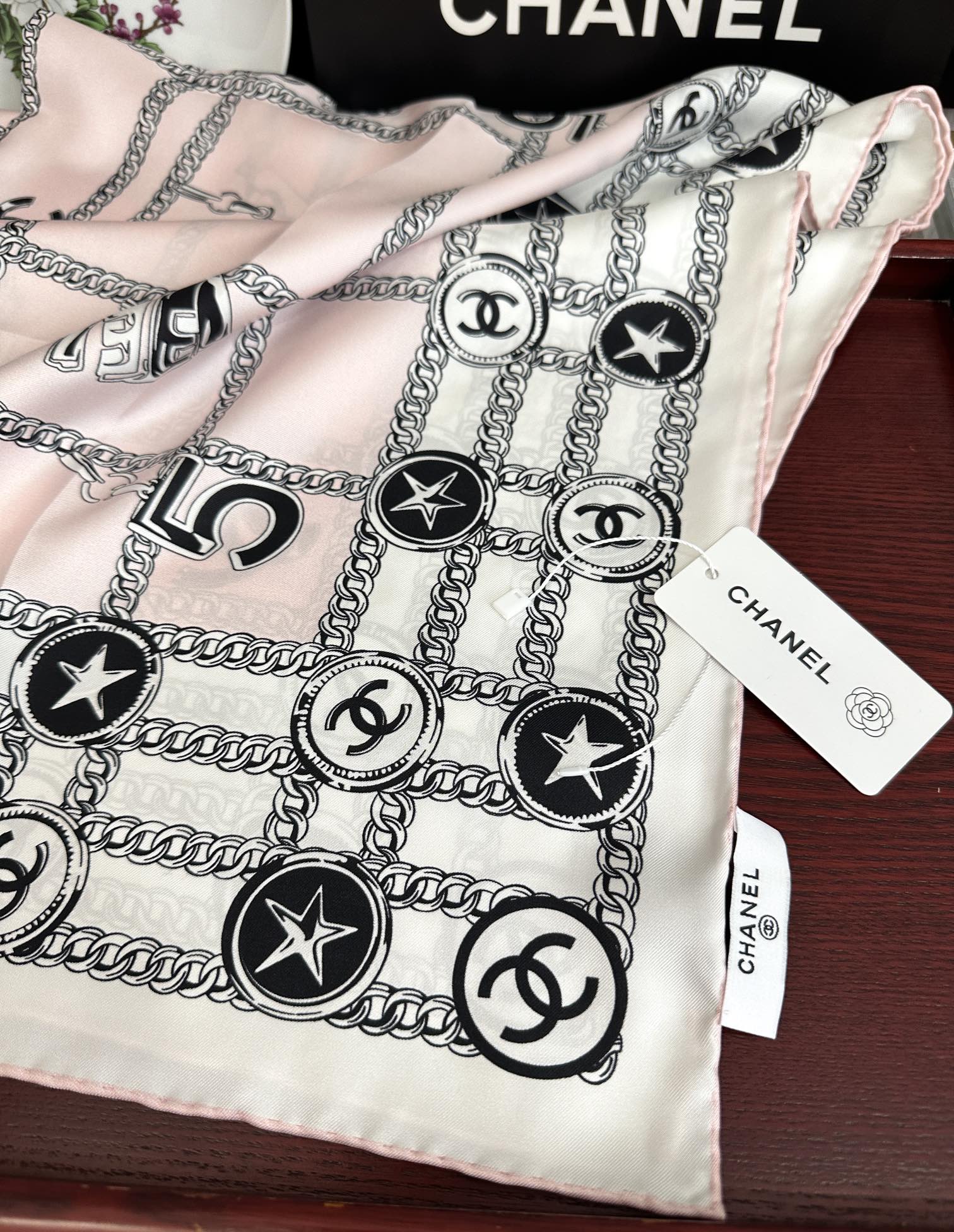 🔥双面同色 香奈儿18姆米 高版本👍2025春夏新款[庆祝]香奶奶永远都是比较经典[發]围上秒变高级女神