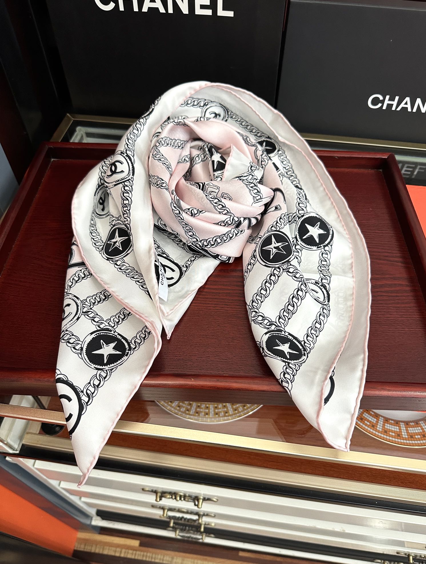 🔥双面同色 香奈儿18姆米 高版本👍2025春夏新款[庆祝]香奶奶永远都是比较经典[發]围上秒变高级女神