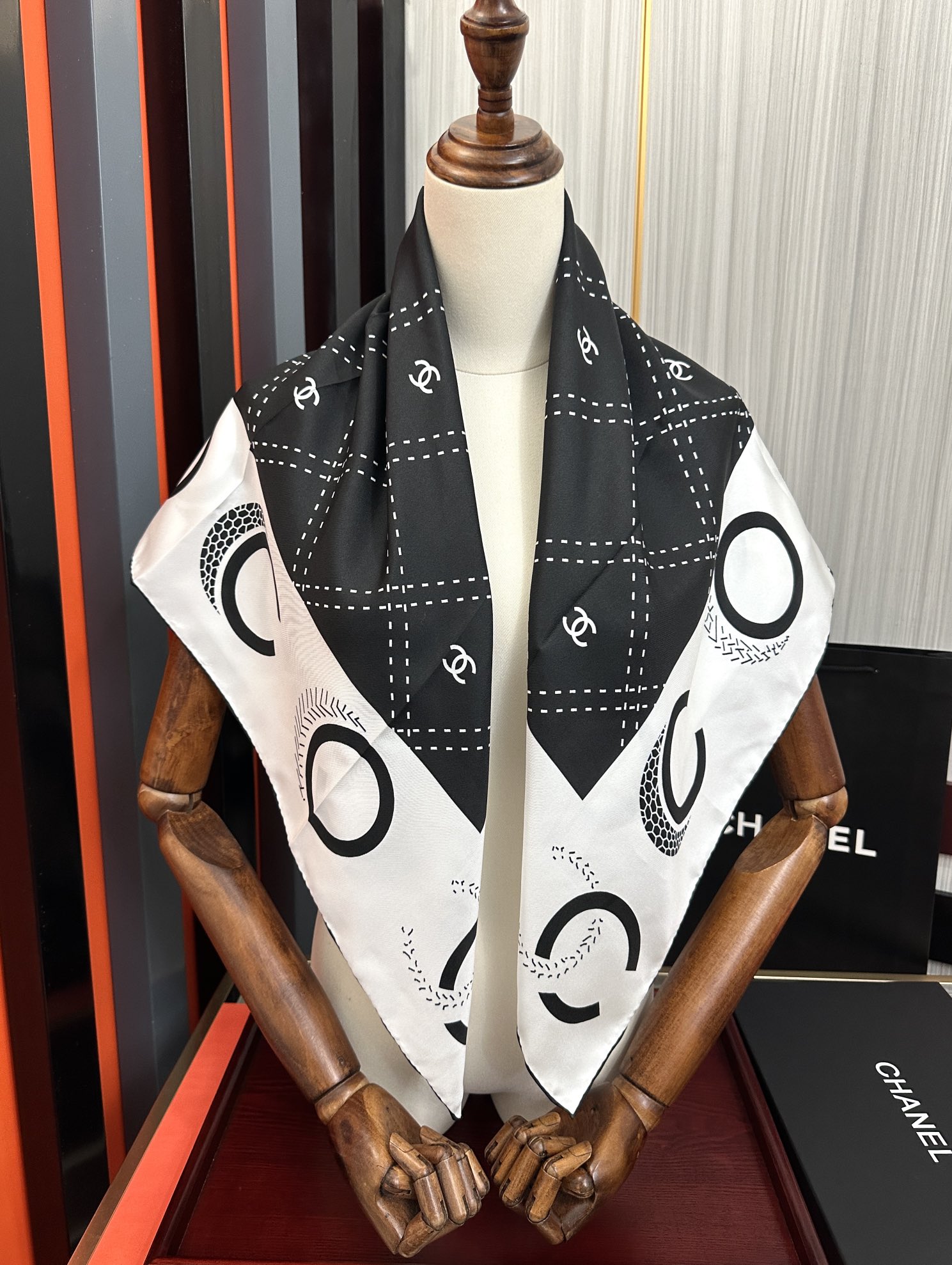 🔥香奈儿 官网同步 精致手工卷边[得意]极具品牌特色的涂鸦签名暗纹提花+简洁的COCO字母元素印花[庆祝