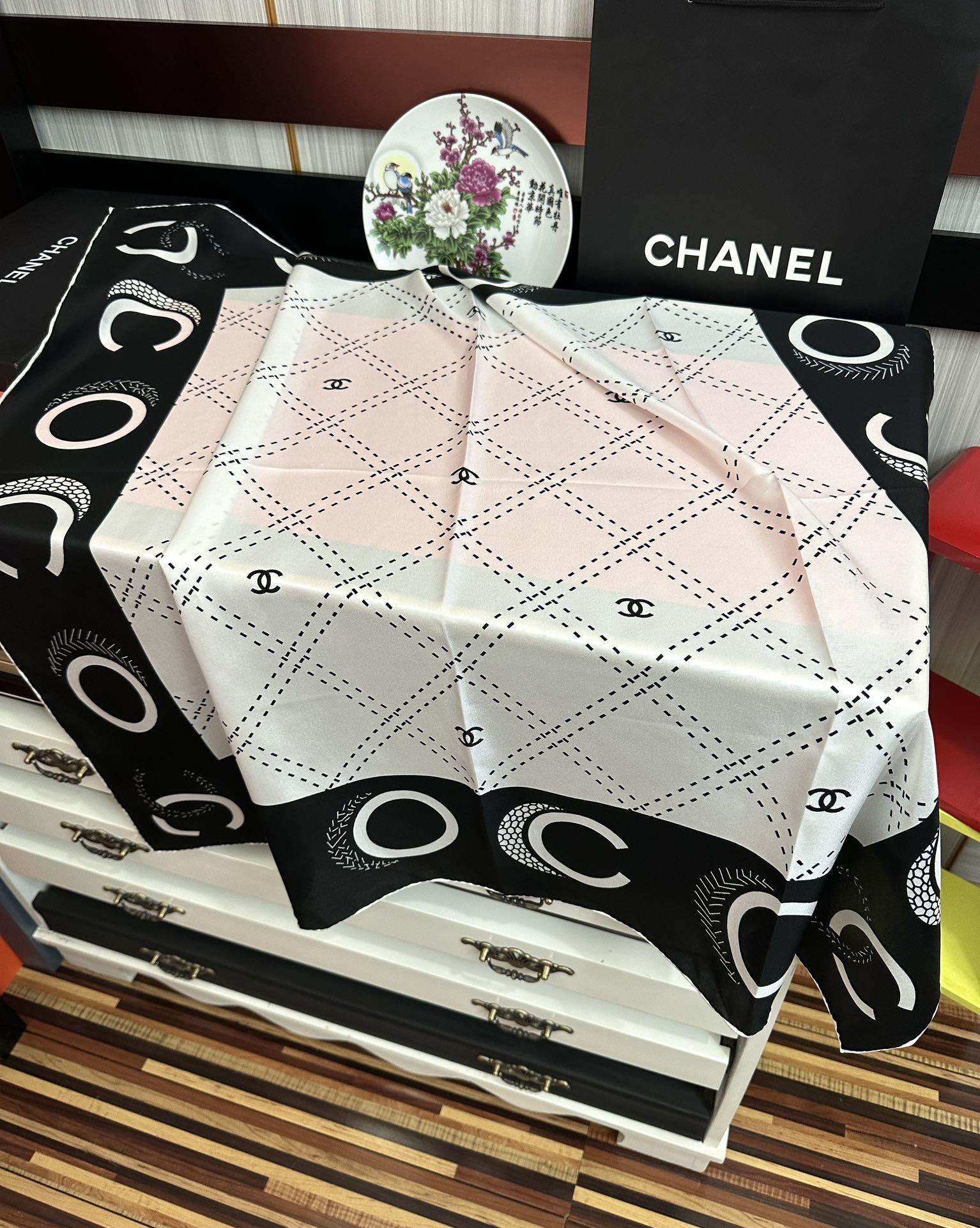 🔥香奈儿 官网同步 精致手工卷边[得意]极具品牌特色的涂鸦签名暗纹提花+简洁的COCO字母元素印花[庆祝