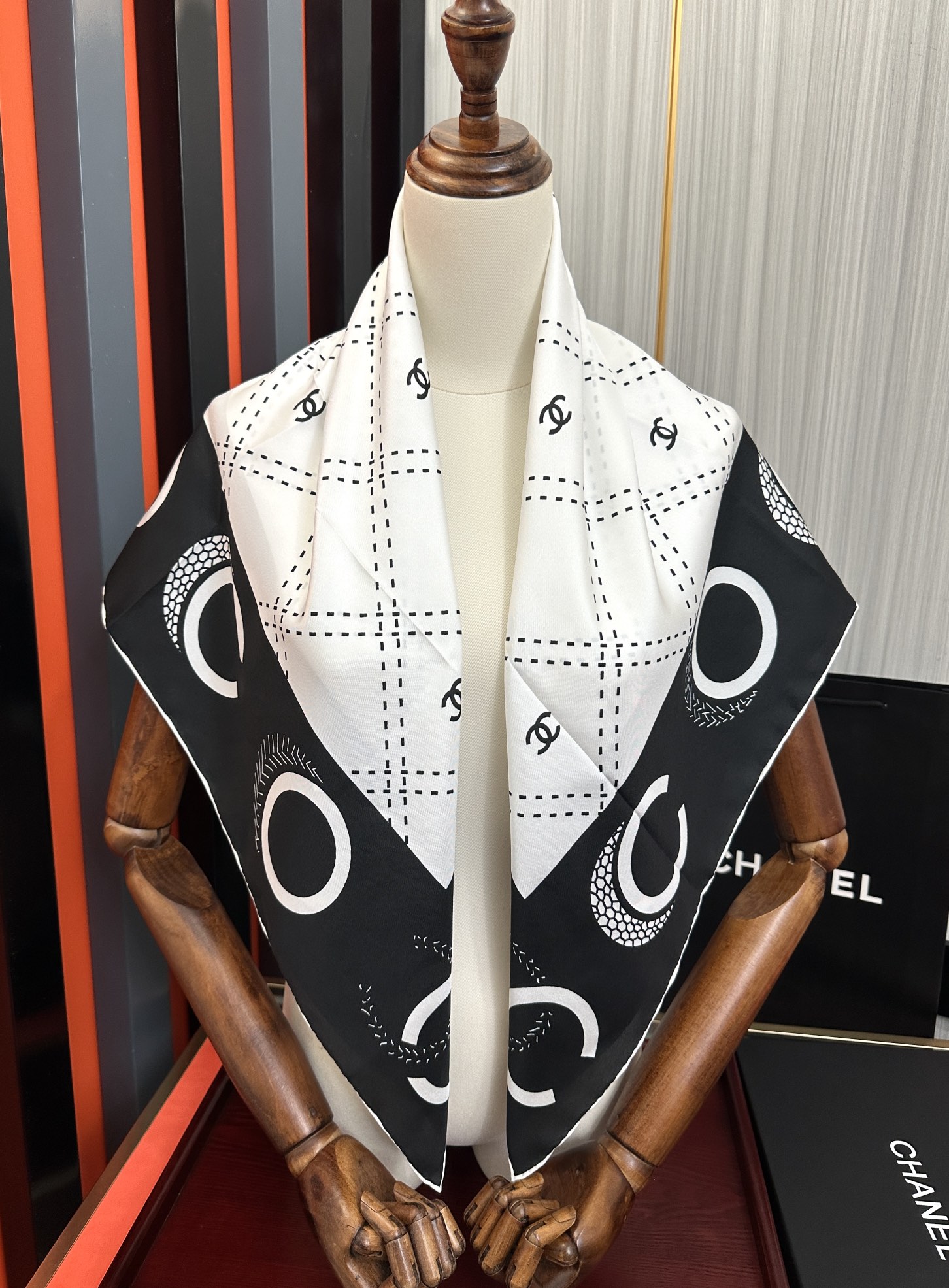 🔥香奈儿 官网同步 精致手工卷边[得意]极具品牌特色的涂鸦签名暗纹提花+简洁的COCO字母元素印花[庆祝