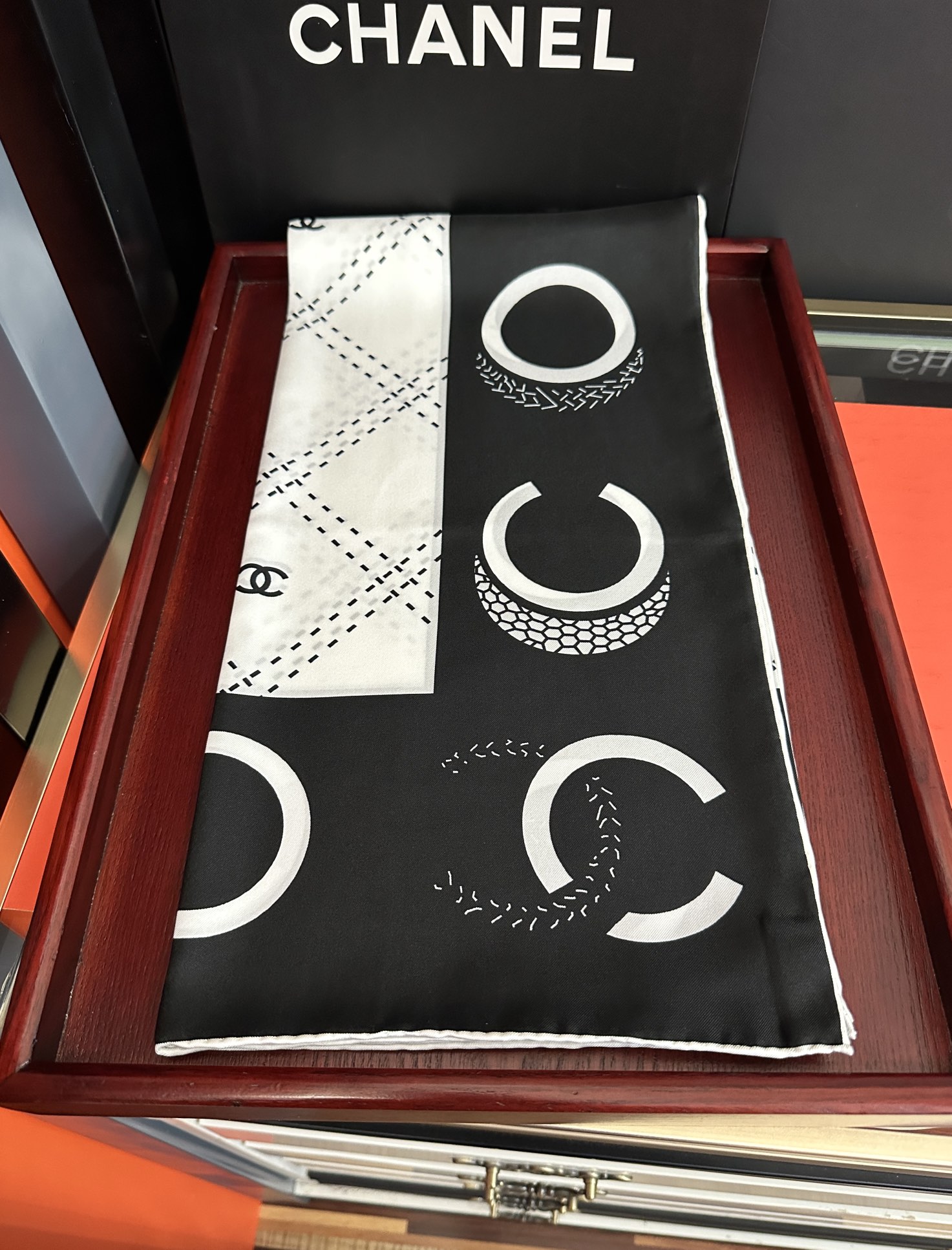 🔥香奈儿 官网同步 精致手工卷边[得意]极具品牌特色的涂鸦签名暗纹提花+简洁的COCO字母元素印花[庆祝