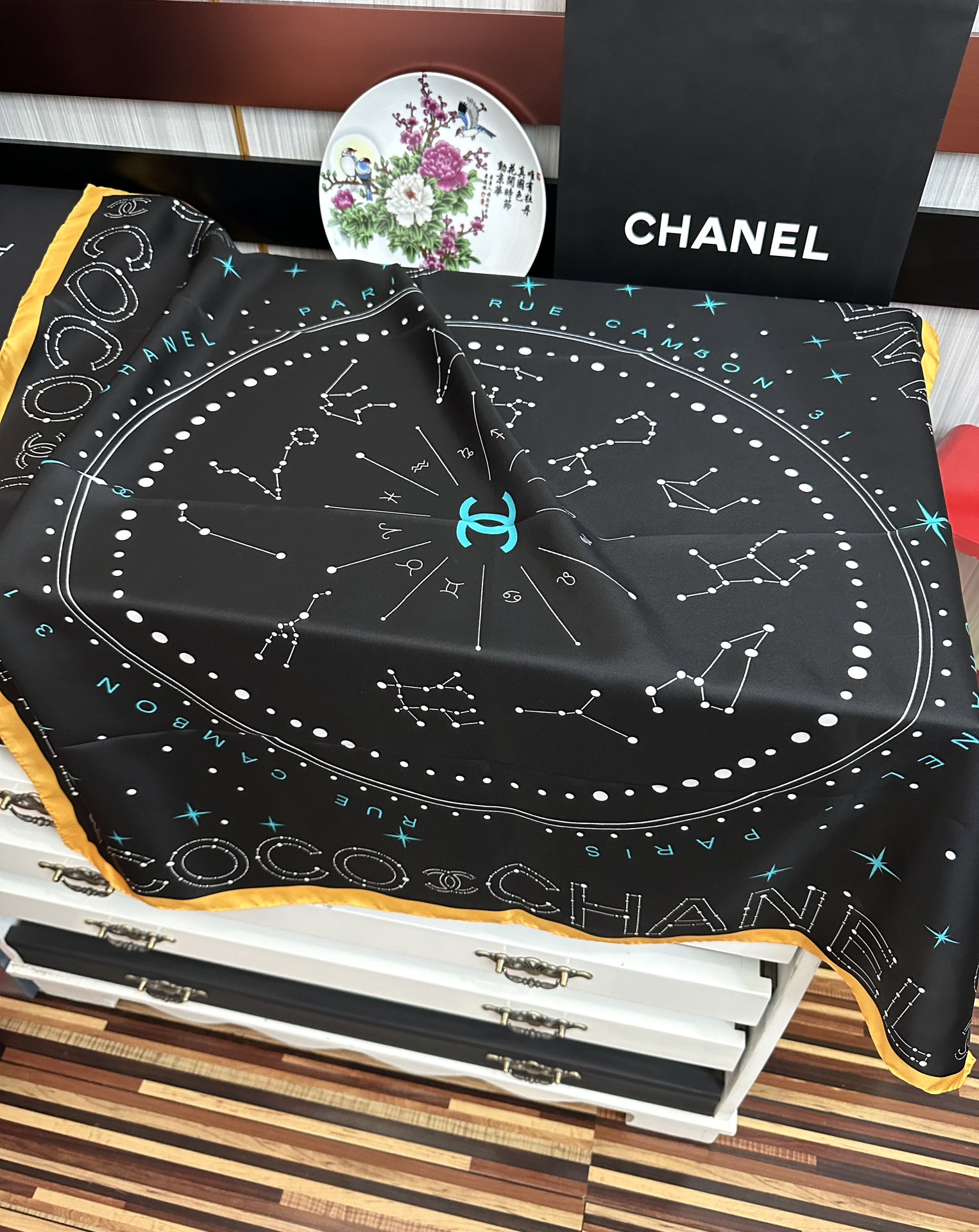 ❤️新款 香奈儿 •2025 《星座方巾》真丝斜纹绸 精致手工卷边质感高级[呲牙]触感柔滑[庆祝]将星座