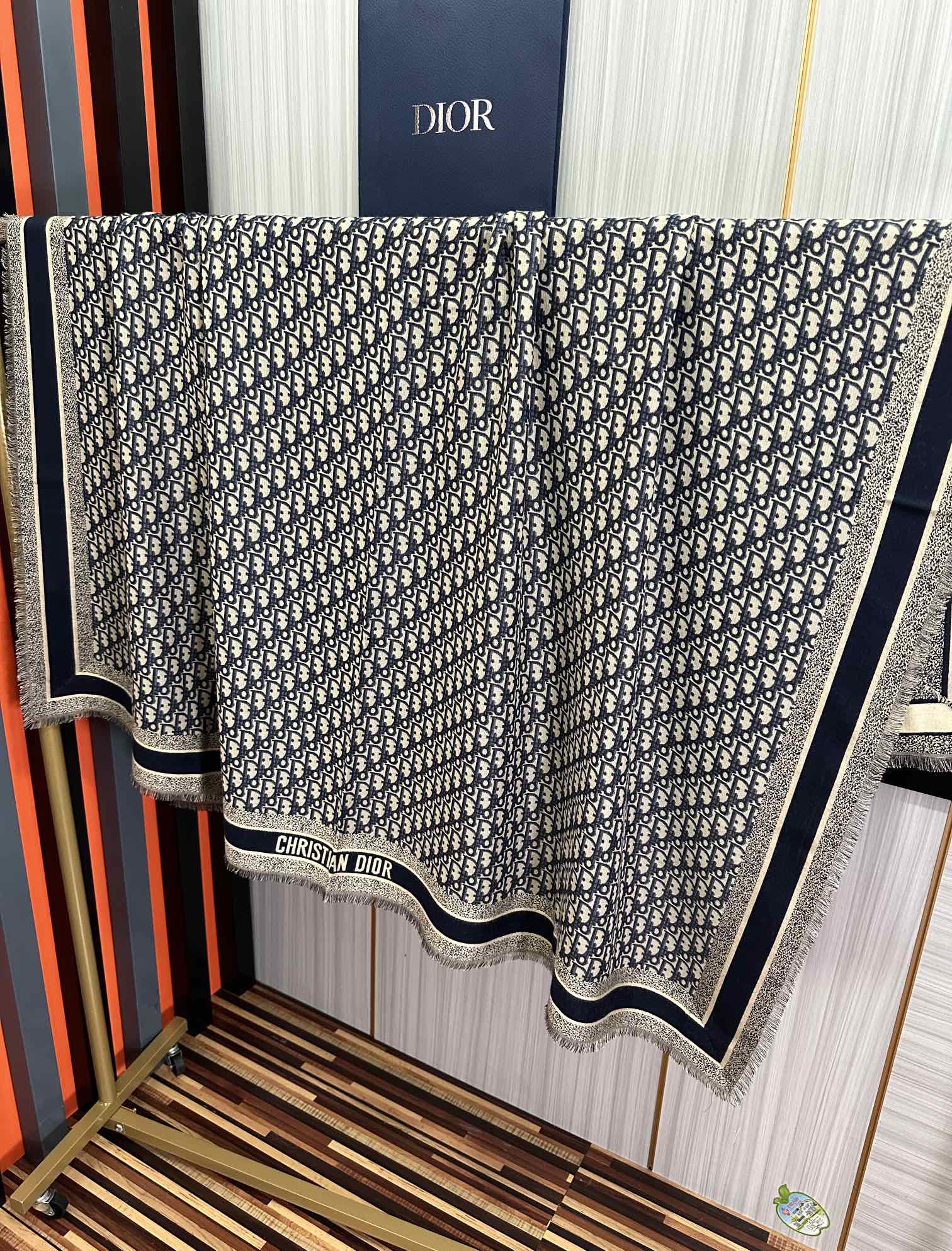 爆款🔥迪奥 2025最新的专柜款【D字母印花】羊绒方巾 💟 日常都非常好搭配的款😍一看到就想去买[得意]