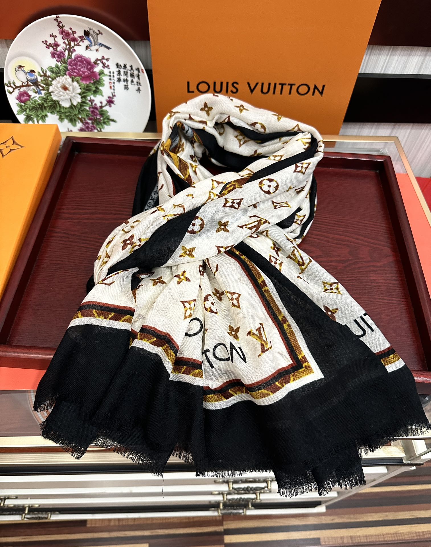 🔥新款 L家 2025最新款‼️真心赞👍【戒指绒长巾】😘💍实物真心美 🎀披肩配以印花💓💃🏻无论设计喷绘都