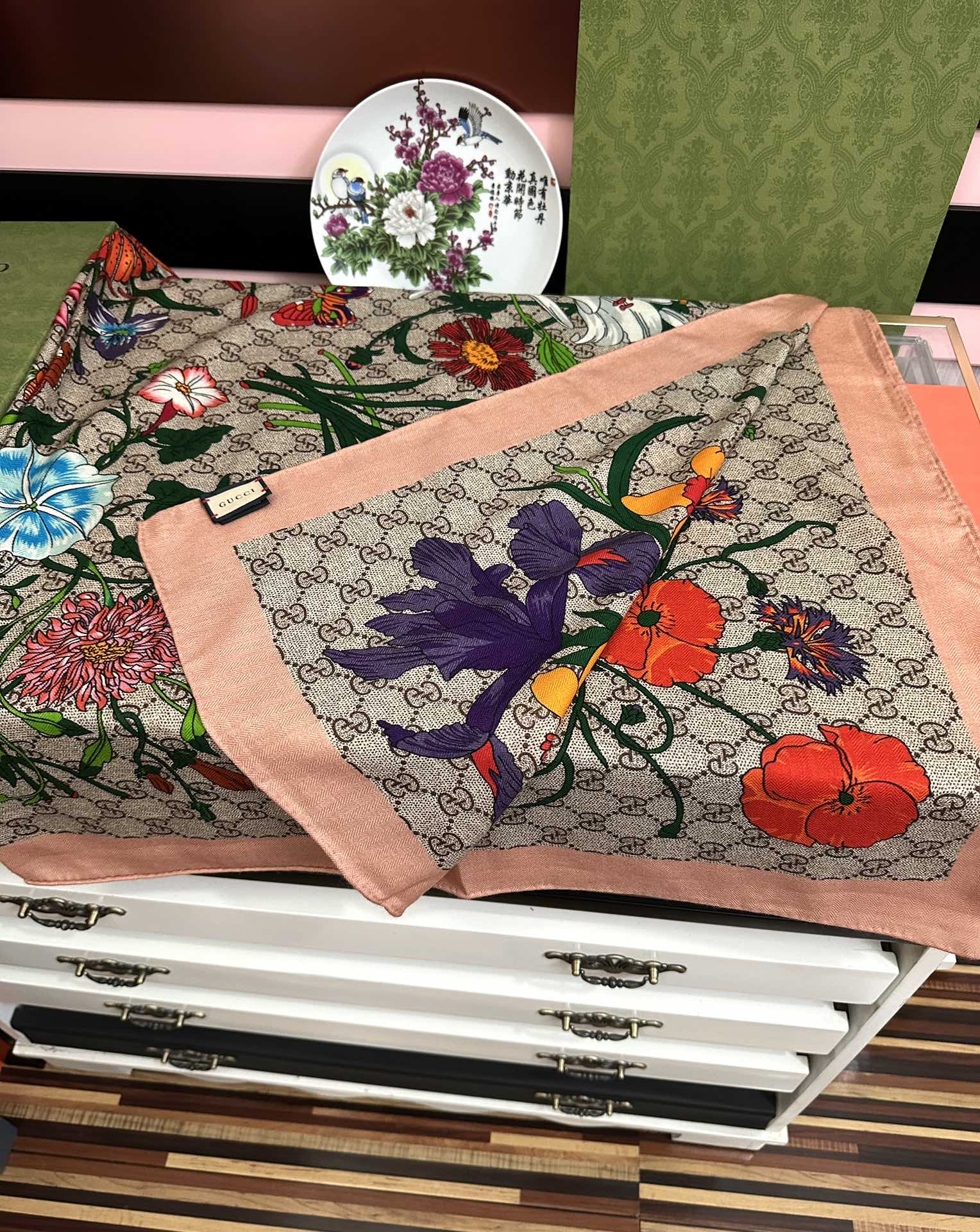 爆款🔥古奇 【GG图案花朵双面同色】永远流行[礼物]~新一季的面料超高级，真心超级柔软，丝丝顺滑[太阳]