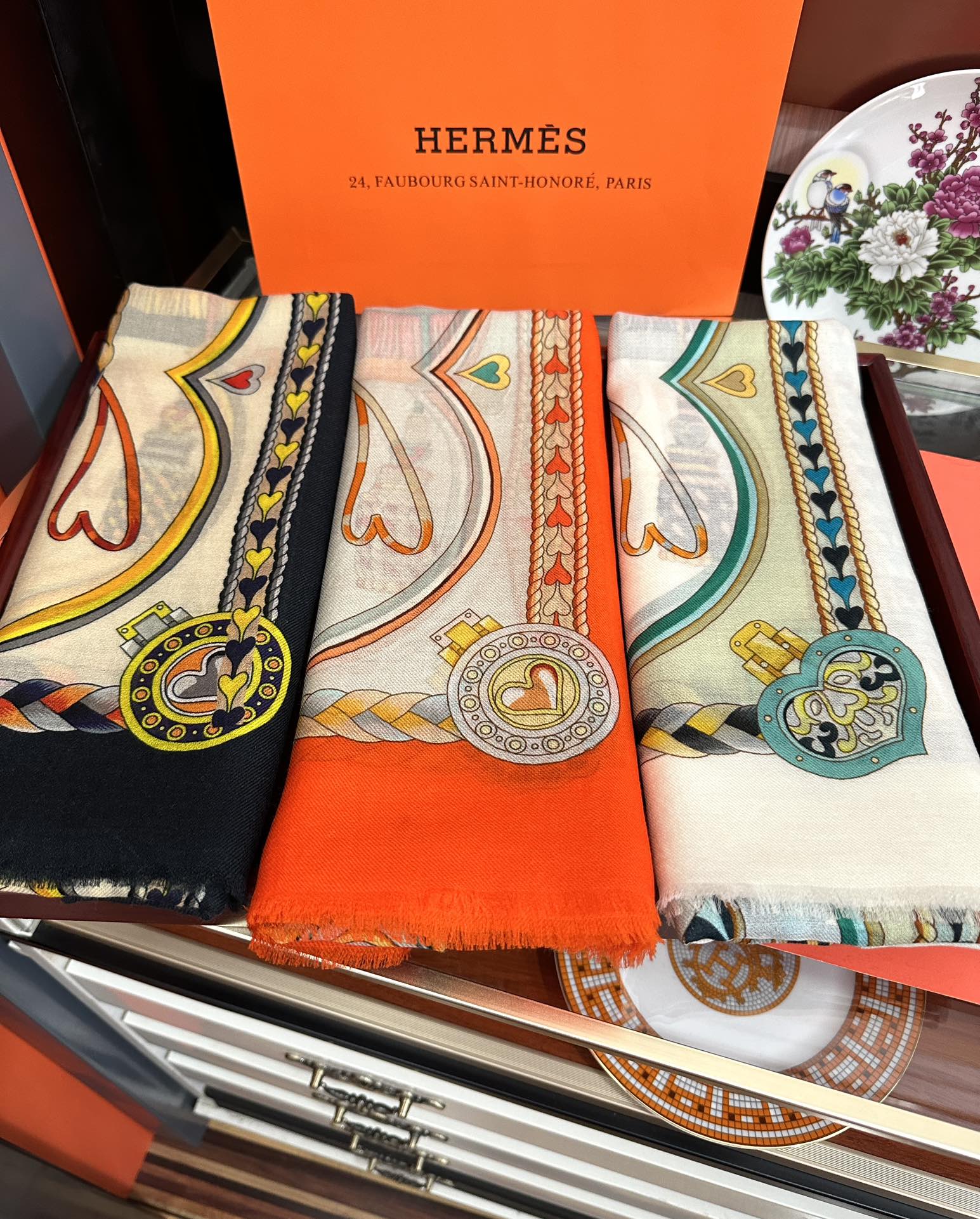 🔥新款羊绒 爱马仕2025 最新款顶级设计太美了，真心赞👍😘💍实物真心美 🎀披肩配以印花💓💃🏻无论设计喷