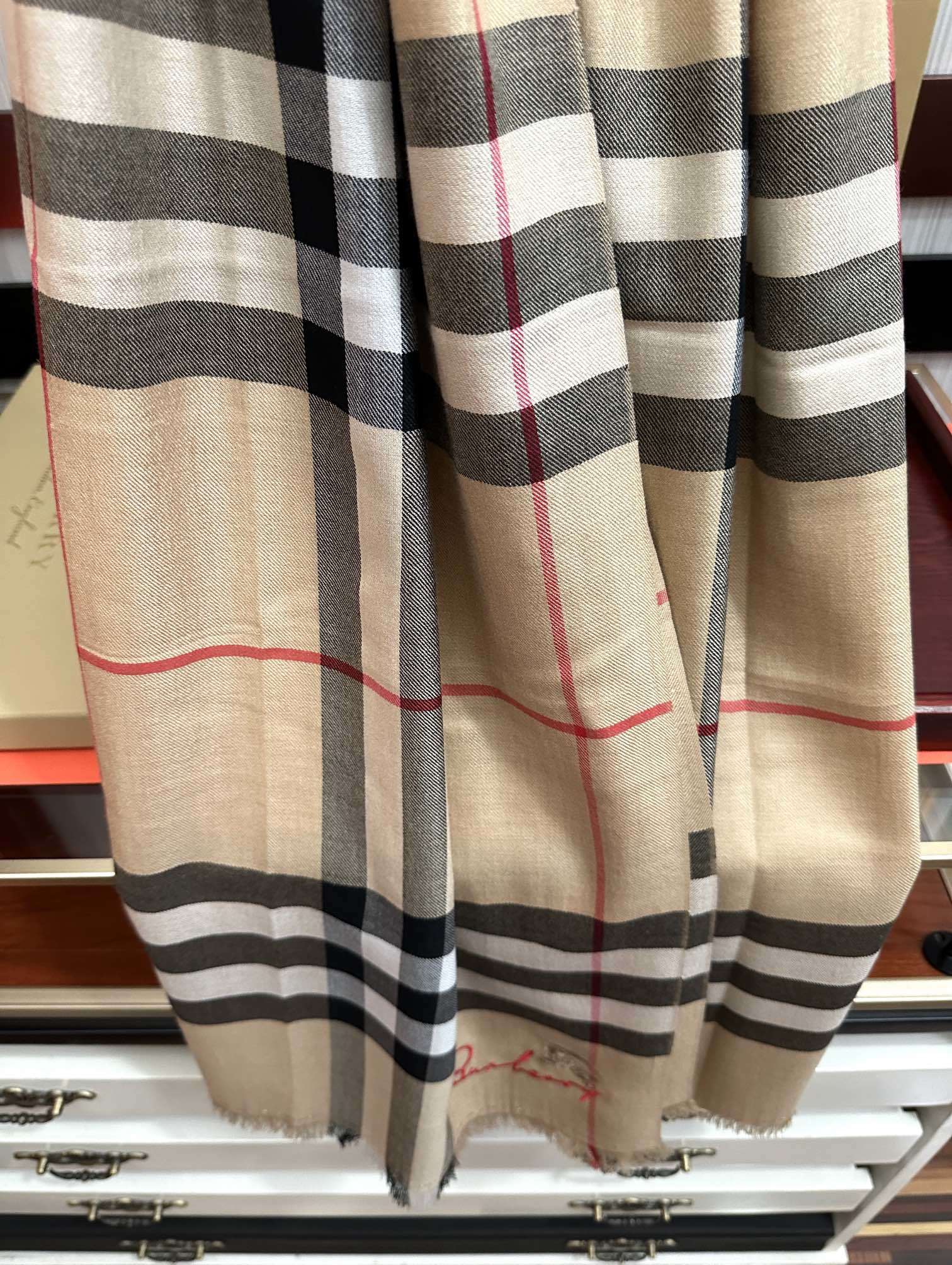 上新🔥 巴宝莉👍重磅推荐🎀太美了👓火爆N年的格子,人人都喜欢💕时潮人都有好几条巴家围巾放在衣橱,🧣换条围