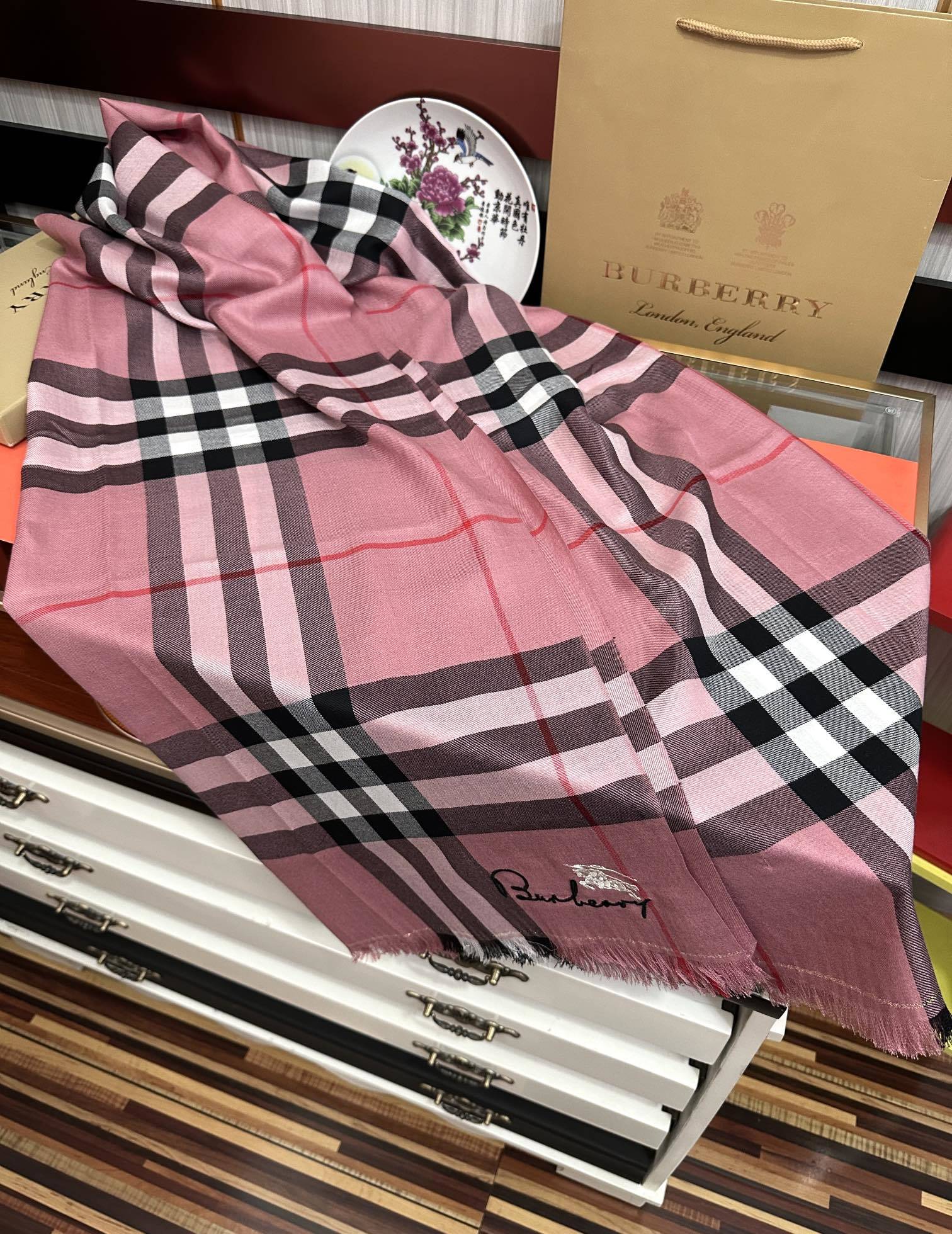 上新🔥 巴宝莉👍重磅推荐🎀太美了👓火爆N年的格子,人人都喜欢💕时潮人都有好几条巴家围巾放在衣橱,🧣换条围