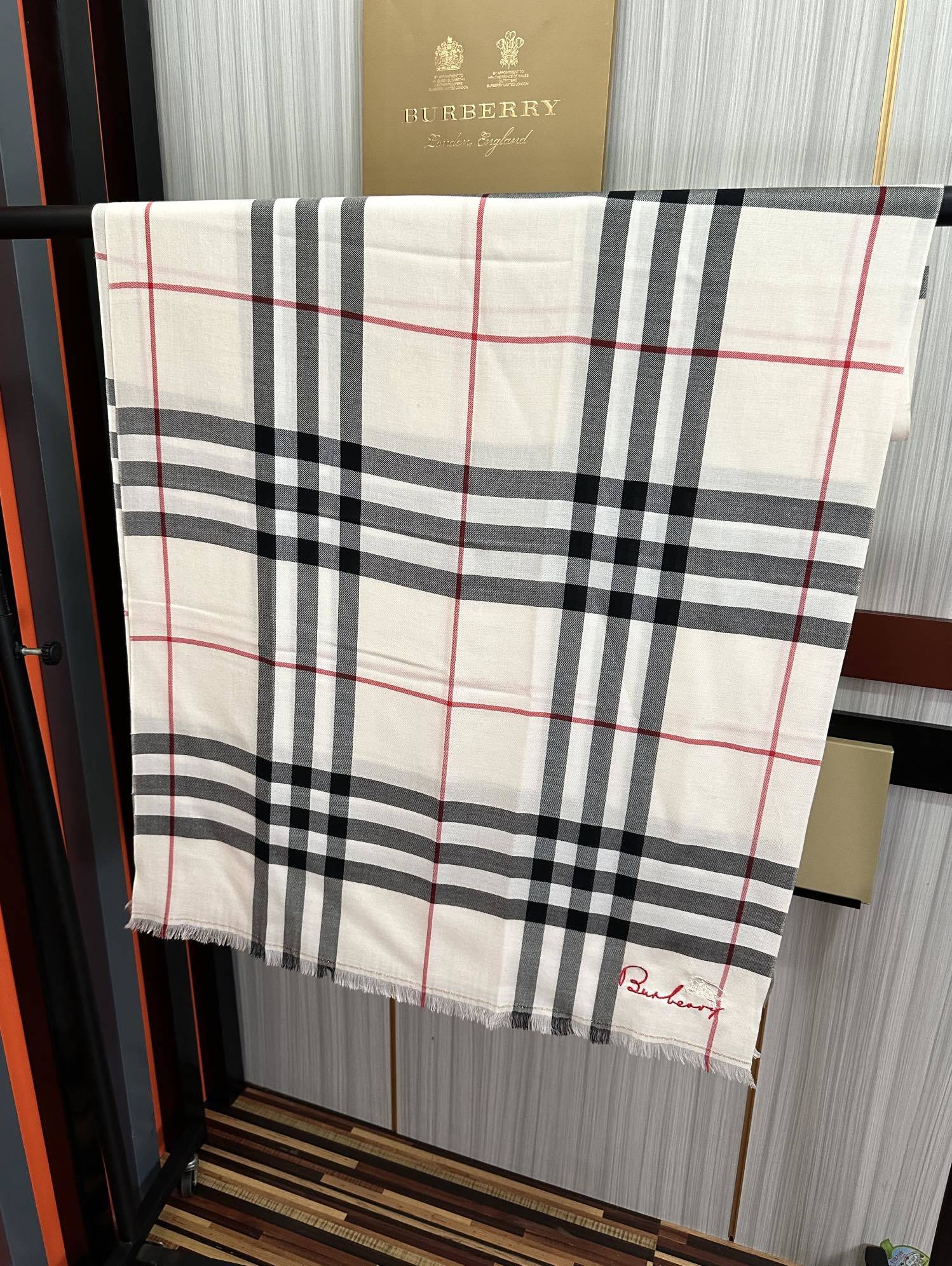 上新🔥 巴宝莉👍重磅推荐🎀太美了👓火爆N年的格子,人人都喜欢💕时潮人都有好几条巴家围巾放在衣橱,🧣换条围