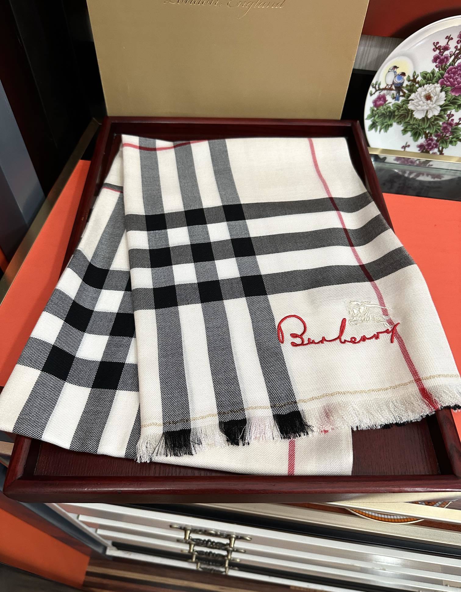 上新🔥 巴宝莉👍重磅推荐🎀太美了👓火爆N年的格子,人人都喜欢💕时潮人都有好几条巴家围巾放在衣橱,🧣换条围