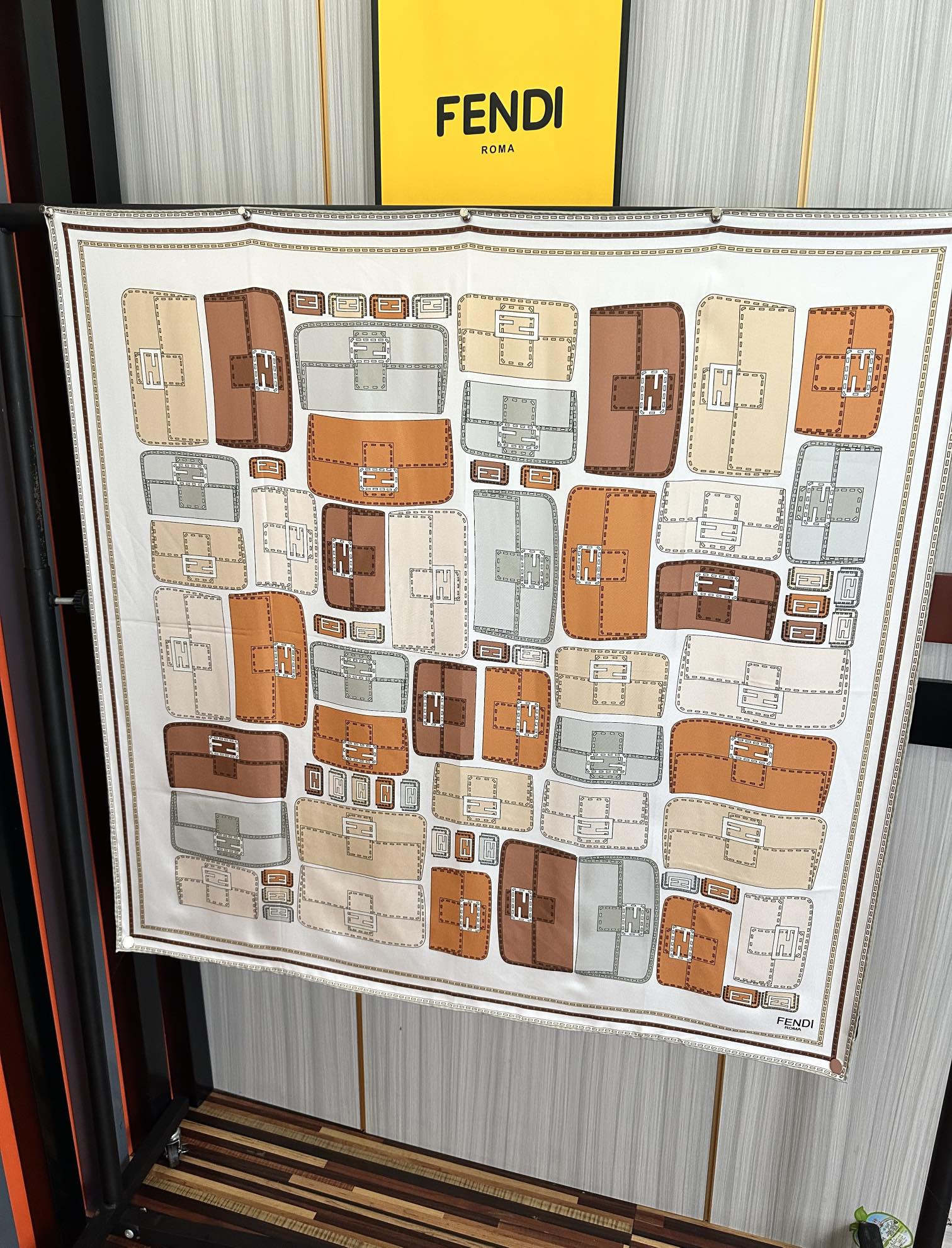 🔥高版本FENDI[庆祝]2025本年度最好看的丝巾没有之一了👍满身印有不同尺寸的米色和棕色标志性F B