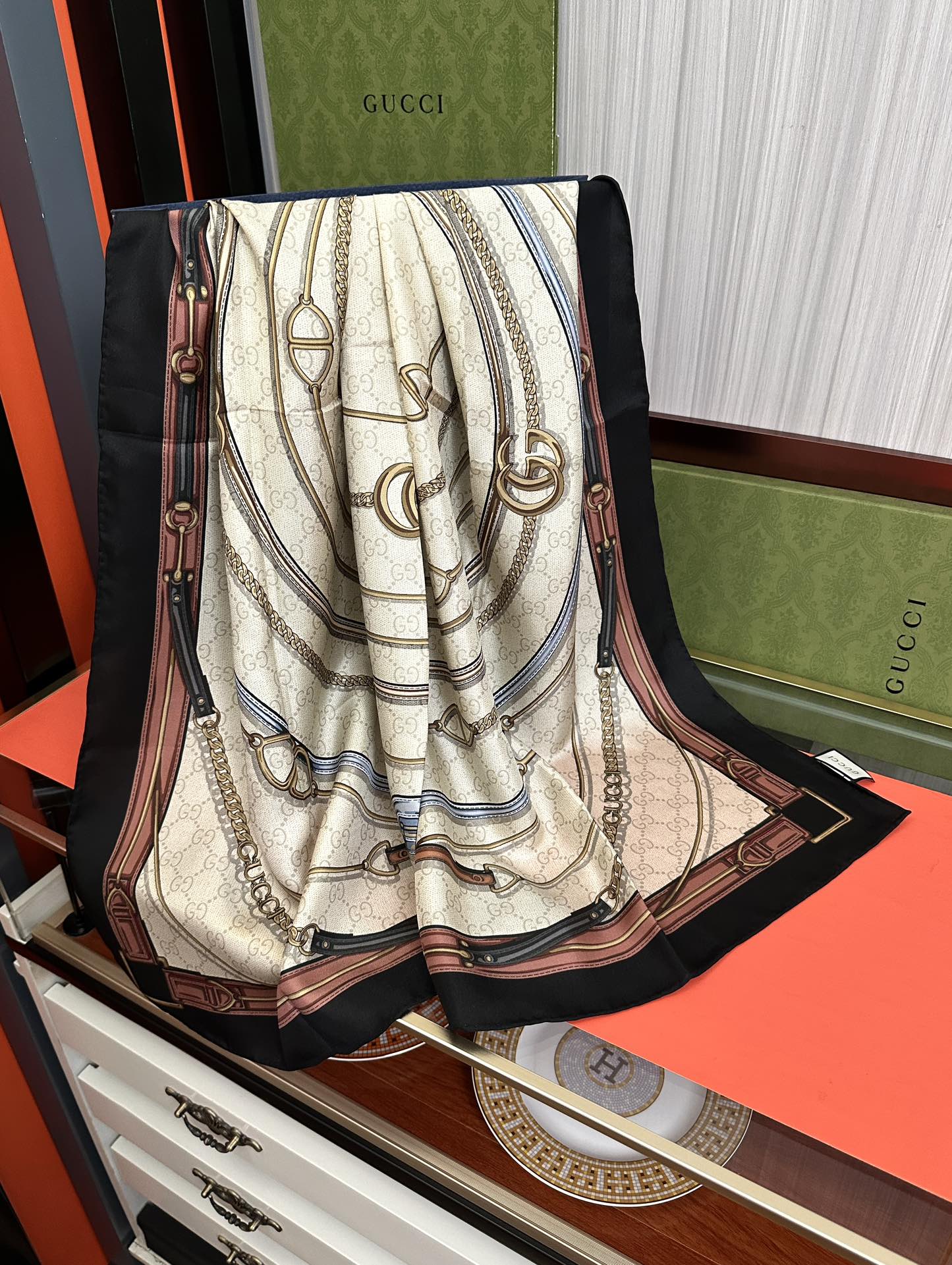 新款 🔥古奇 2025太美了必备款官网同步《皮革GG图案系列》印花方巾[庆祝]手工卷边品牌标志性不断焕新