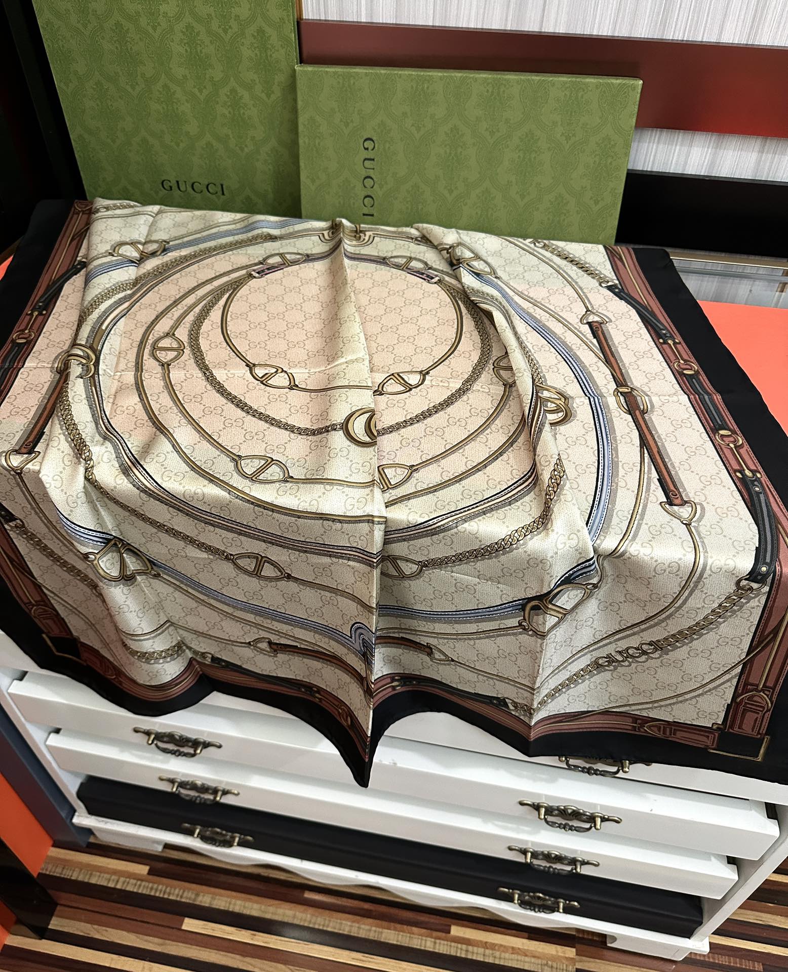 新款 🔥古奇 2025太美了必备款官网同步《皮革GG图案系列》印花方巾[庆祝]手工卷边品牌标志性不断焕新