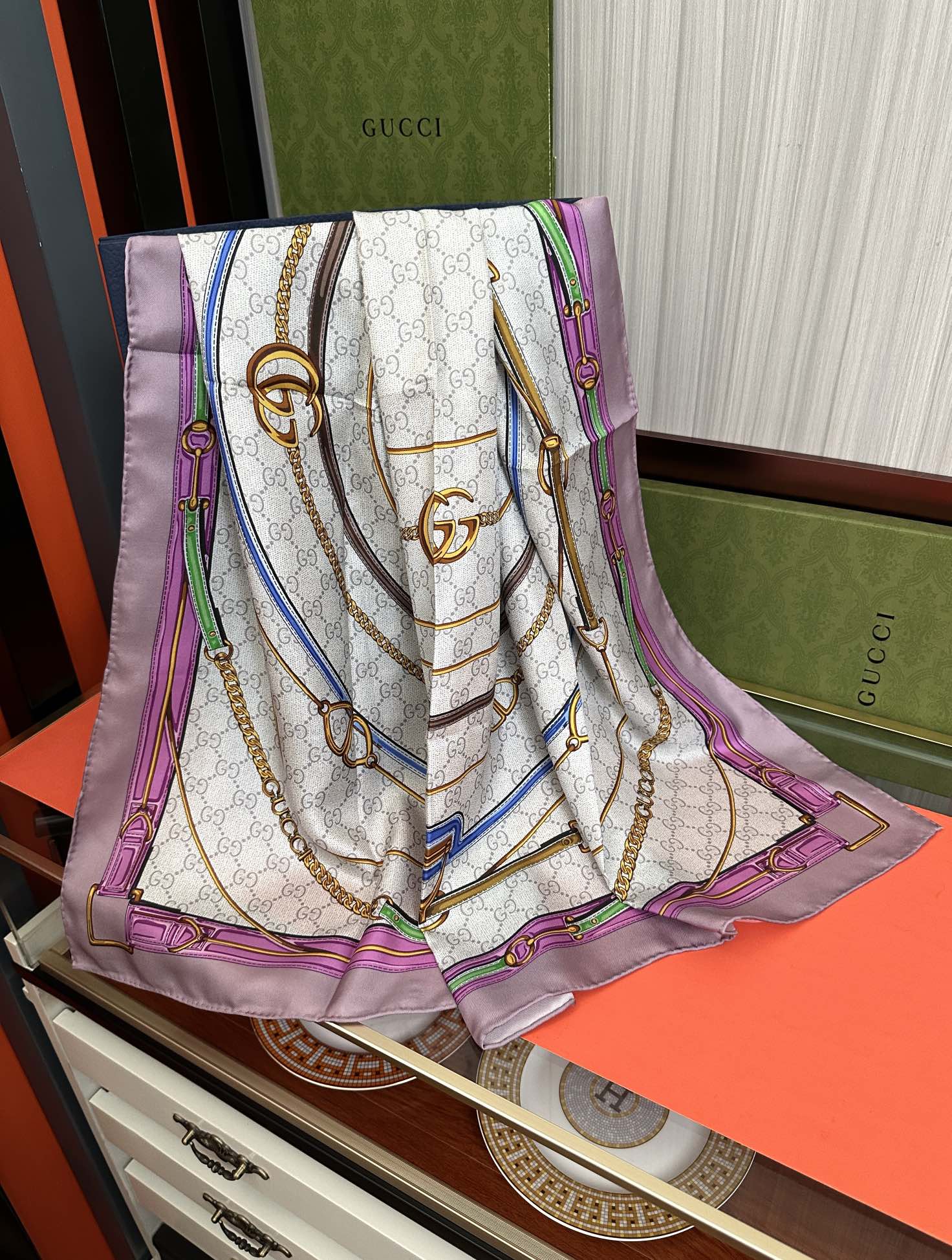 新款 🔥古奇 2025太美了必备款官网同步《皮革GG图案系列》印花方巾[庆祝]手工卷边品牌标志性不断焕新