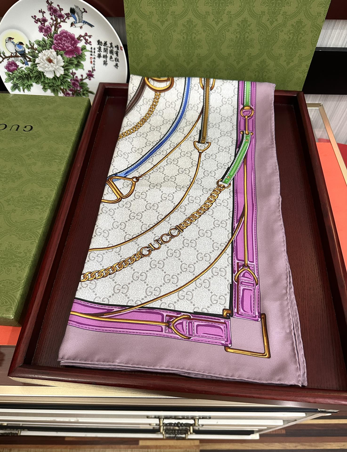 新款 🔥古奇 2025太美了必备款官网同步《皮革GG图案系列》印花方巾[庆祝]手工卷边品牌标志性不断焕新