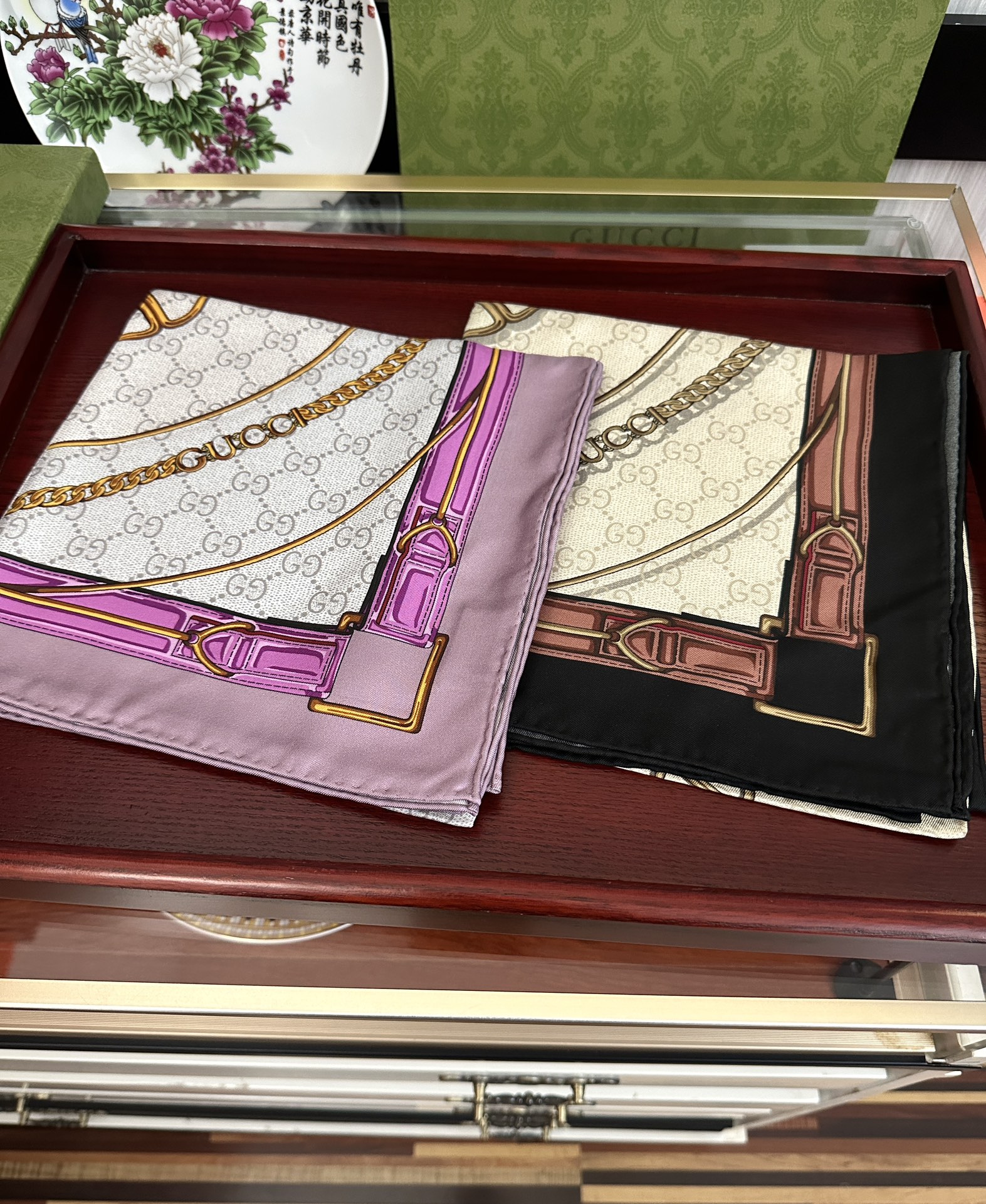 新款 🔥古奇 2025太美了必备款官网同步《皮革GG图案系列》印花方巾[庆祝]手工卷边品牌标志性不断焕新