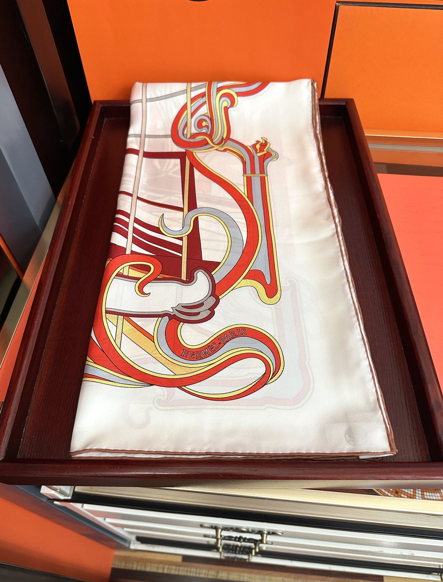 🔥新款爱马仕 【马鞭起舞线条版】90方巾 创作渊源在比利时的圣吉尔区[嘴唇]建筑师维克多•霍塔 Hort