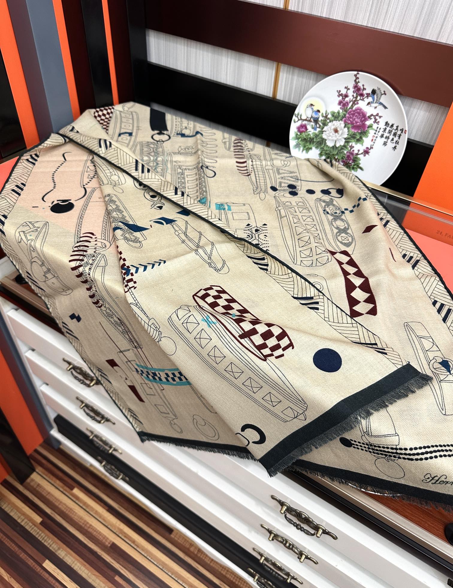 新款爱马士🔥双面同色印花[吃瓜]四季都可以用真心美的让人非常非上身效果简直美翻了 品质非常完美👍整个围巾