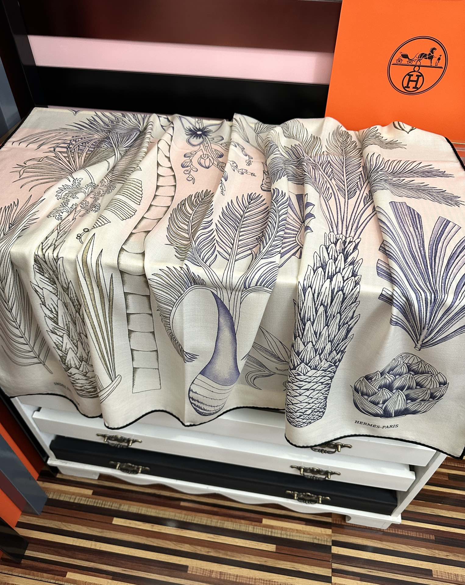 新款。2010爱马仕 ZG同步【菠萝🍍图案】[太阳]我就不推荐了回头分享一下部分复刻款的老款信息资料供大