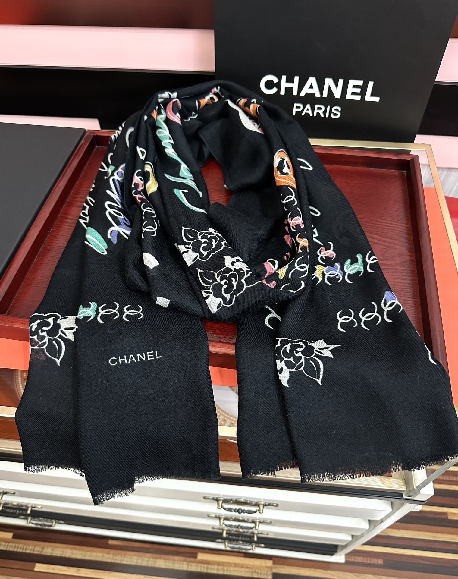 🔥新款 太美了 小香[嘴唇]2025最新系列 必备款 顶级设计太美了，真心赞👍😘💍实物真心美 🎀披肩配以