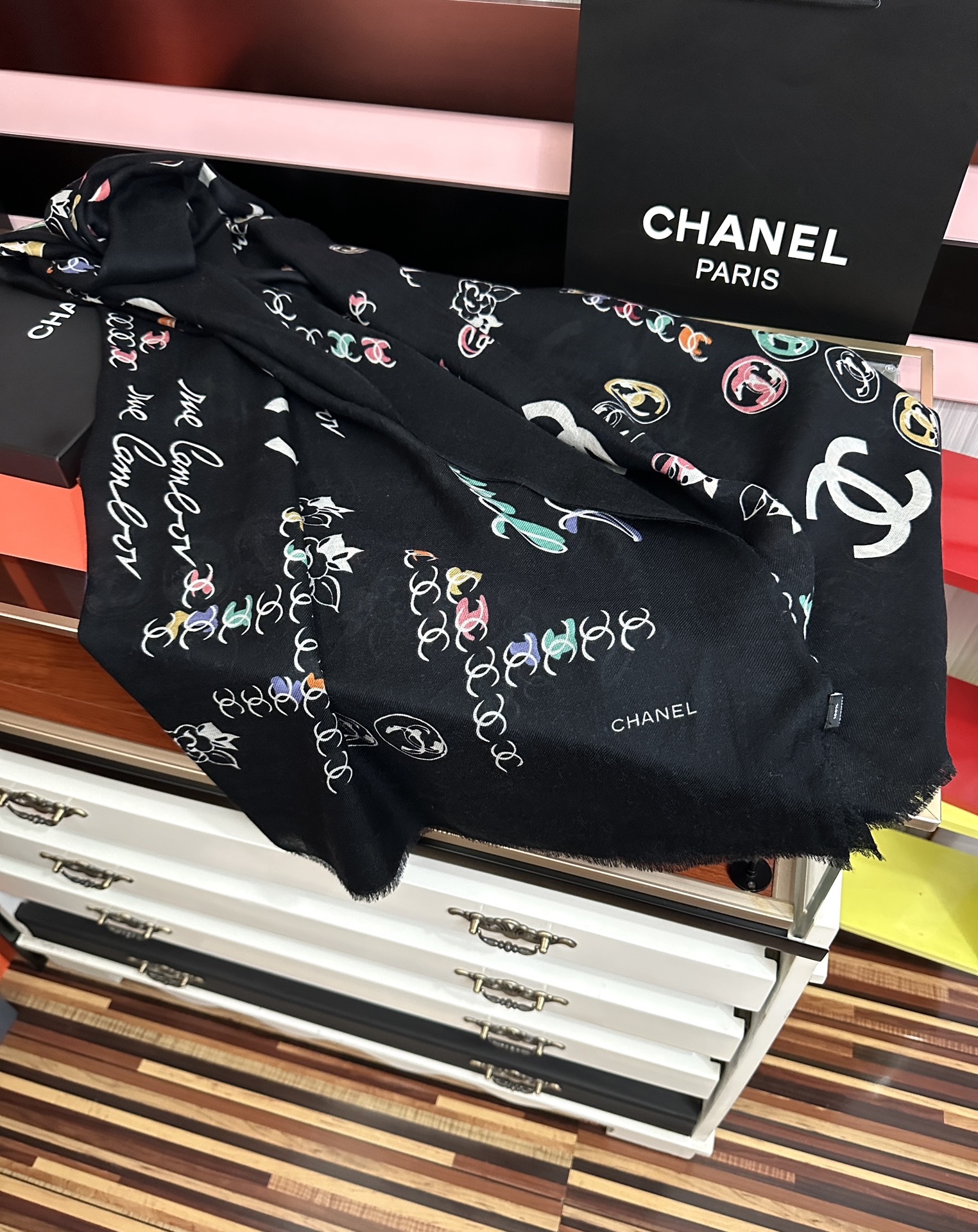 🔥新款 太美了 小香[嘴唇]2025最新系列 必备款 顶级设计太美了，真心赞👍😘💍实物真心美 🎀披肩配以