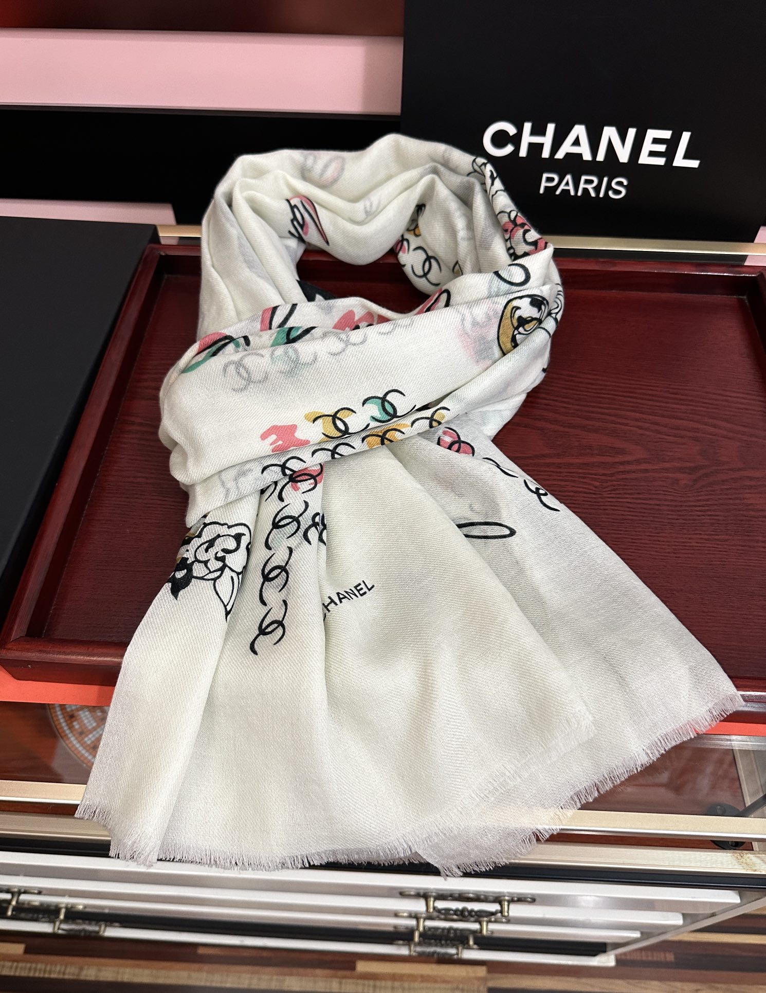 🔥新款 太美了 小香[嘴唇]2025最新系列 必备款 顶级设计太美了，真心赞👍😘💍实物真心美 🎀披肩配以