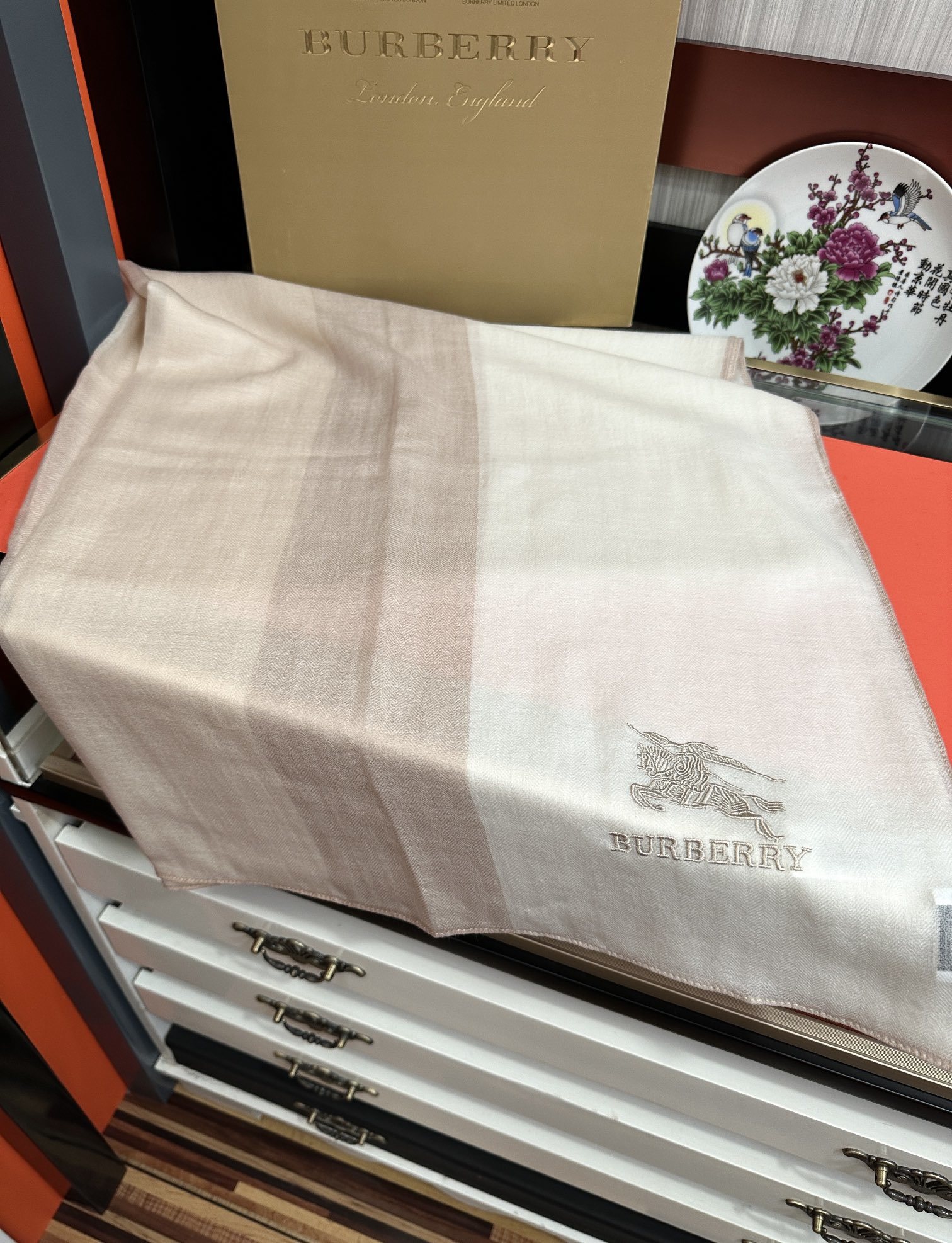 上新🔥 巴宝莉👍采用内蒙古山羊绒,重磅推荐🎀太美了👓火爆,人人都喜欢💕时潮人都有好几条巴家围巾放在衣橱,