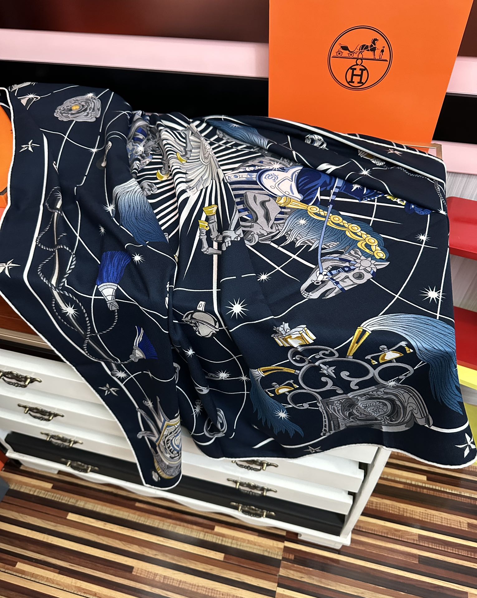 。新款 爱马仕 官网同步【星辰合唱曲】2025秋冬新款[爱心]新一季丝巾采购清单估计各位养马人们已经列好