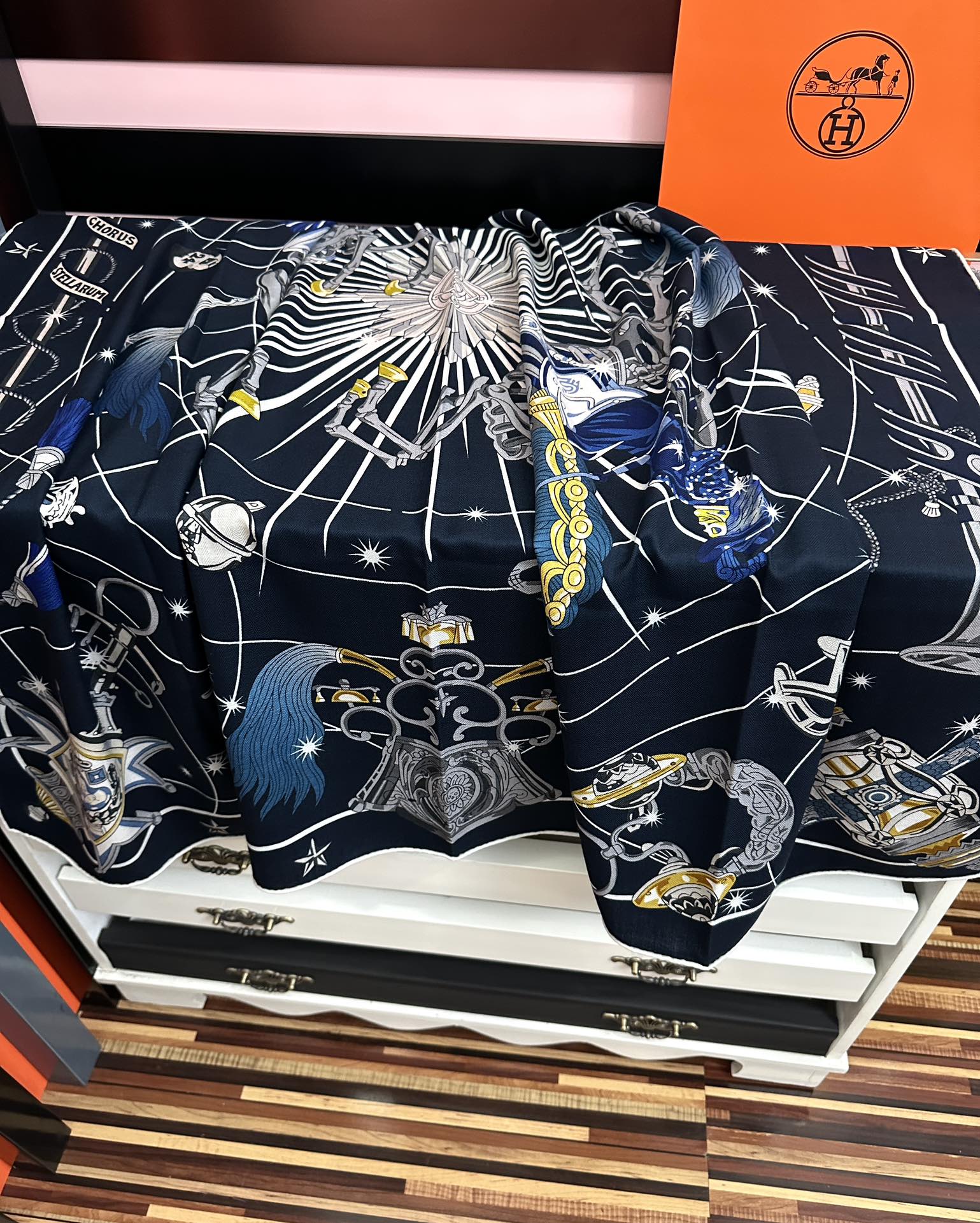 。新款 爱马仕 官网同步【星辰合唱曲】2025秋冬新款[爱心]新一季丝巾采购清单估计各位养马人们已经列好