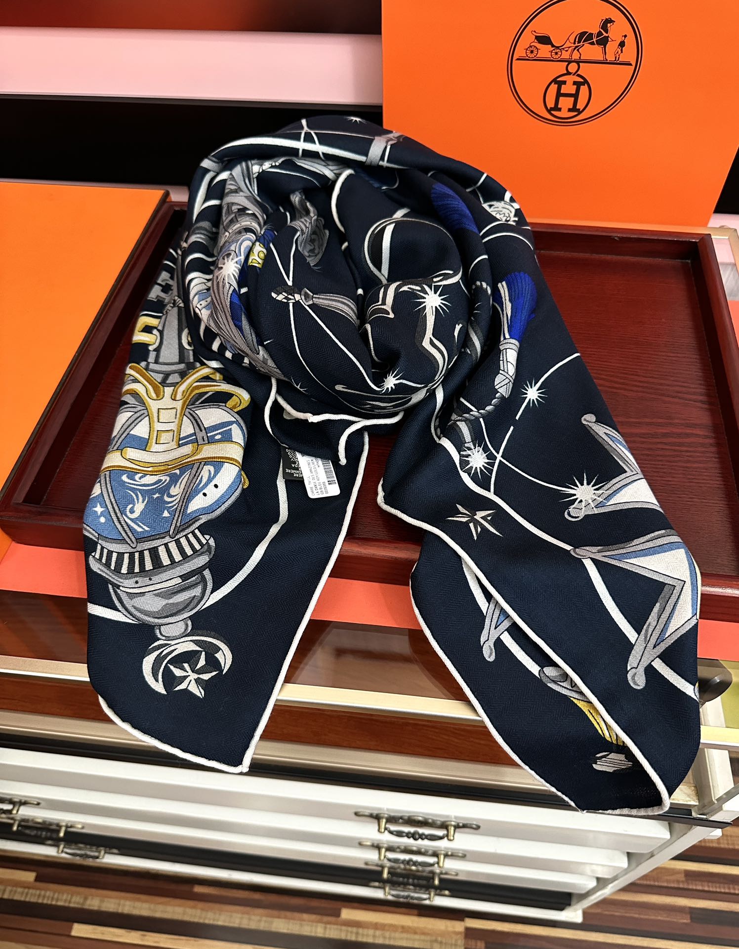 。新款 爱马仕 官网同步【星辰合唱曲】2025秋冬新款[爱心]新一季丝巾采购清单估计各位养马人们已经列好