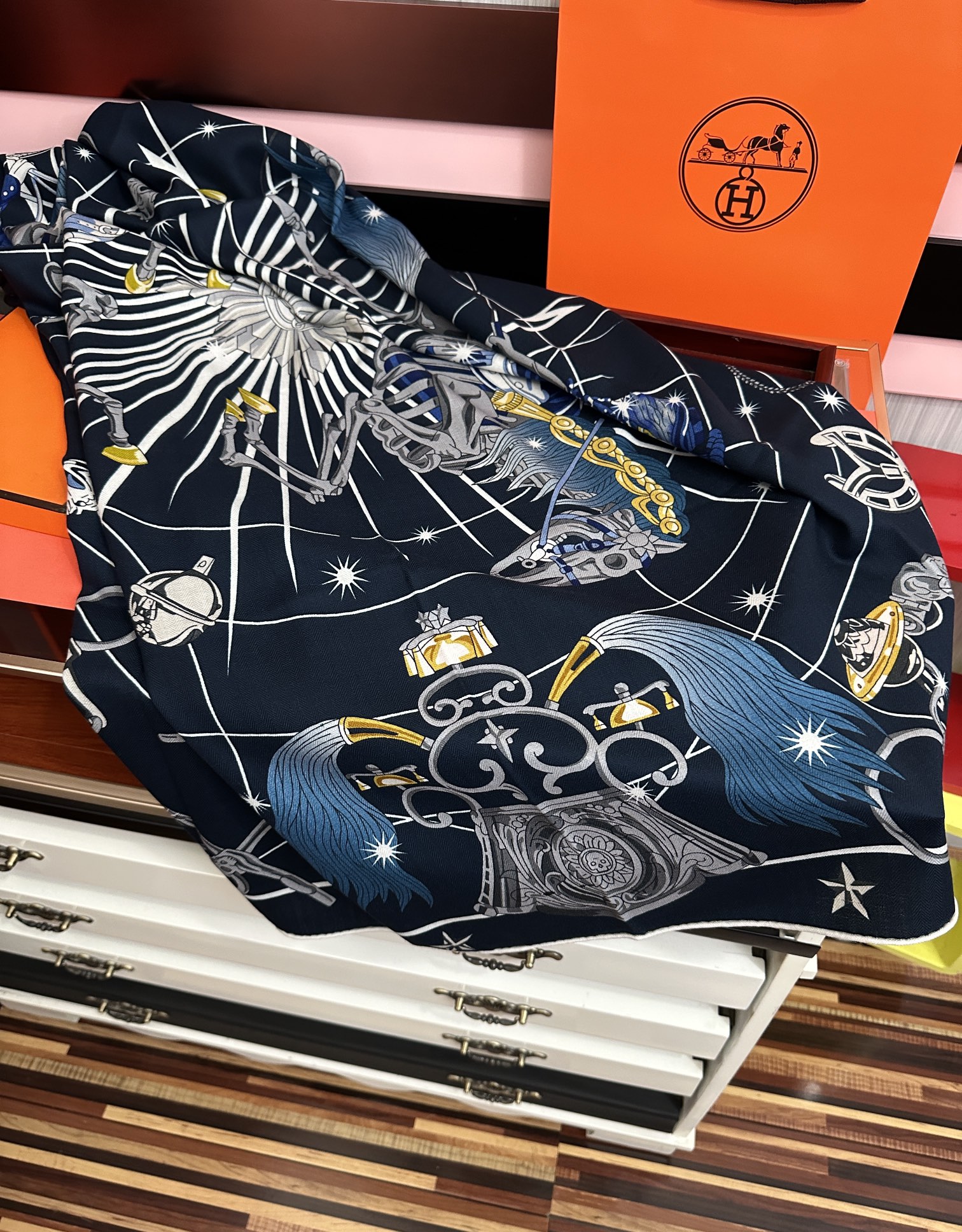 。新款 爱马仕 官网同步【星辰合唱曲】2025秋冬新款[爱心]新一季丝巾采购清单估计各位养马人们已经列好