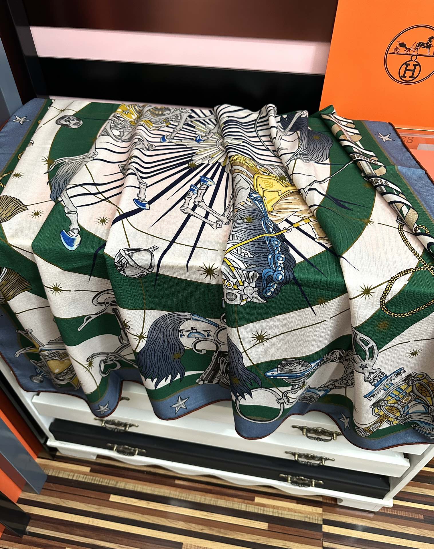 。新款 爱马仕 官网同步【星辰合唱曲】2025秋冬新款[爱心]新一季丝巾采购清单估计各位养马人们已经列好