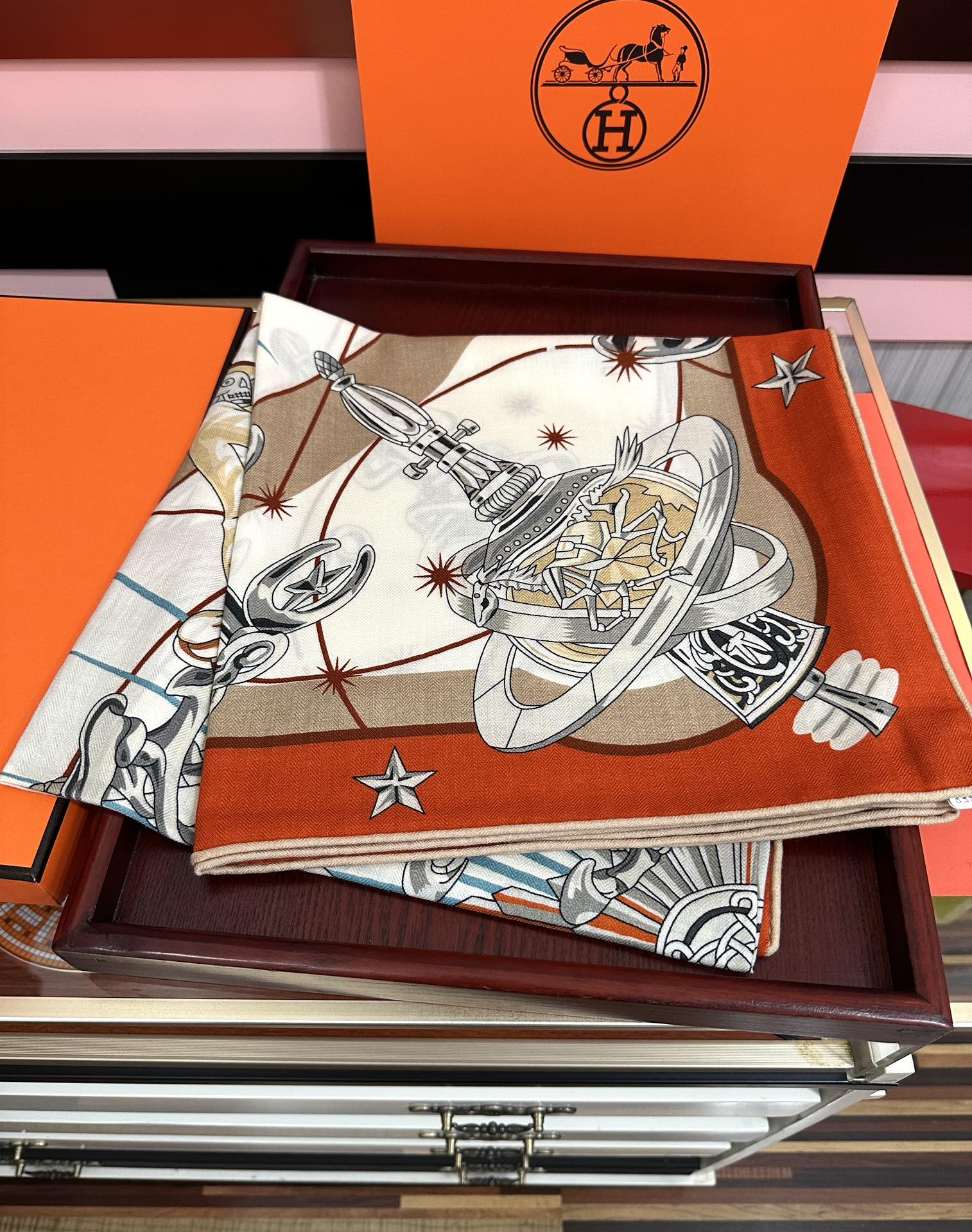 。新款 爱马仕 官网同步【星辰合唱曲】2025秋冬新款[爱心]新一季丝巾采购清单估计各位养马人们已经列好